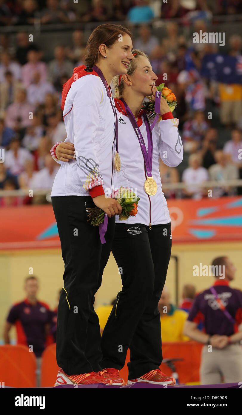 L'Allemagne Miriam Welte (L) et Kristina Vogel posent avec leur médaille d'or lors de la cérémonie de remise des médailles de l'équipe féminine de sprint Velodrom au Jeux Olympiques de 2012 à Londres, Londres, Grande-Bretagne, 02 août 2012. Photo : Christian Charisius dpa Banque D'Images