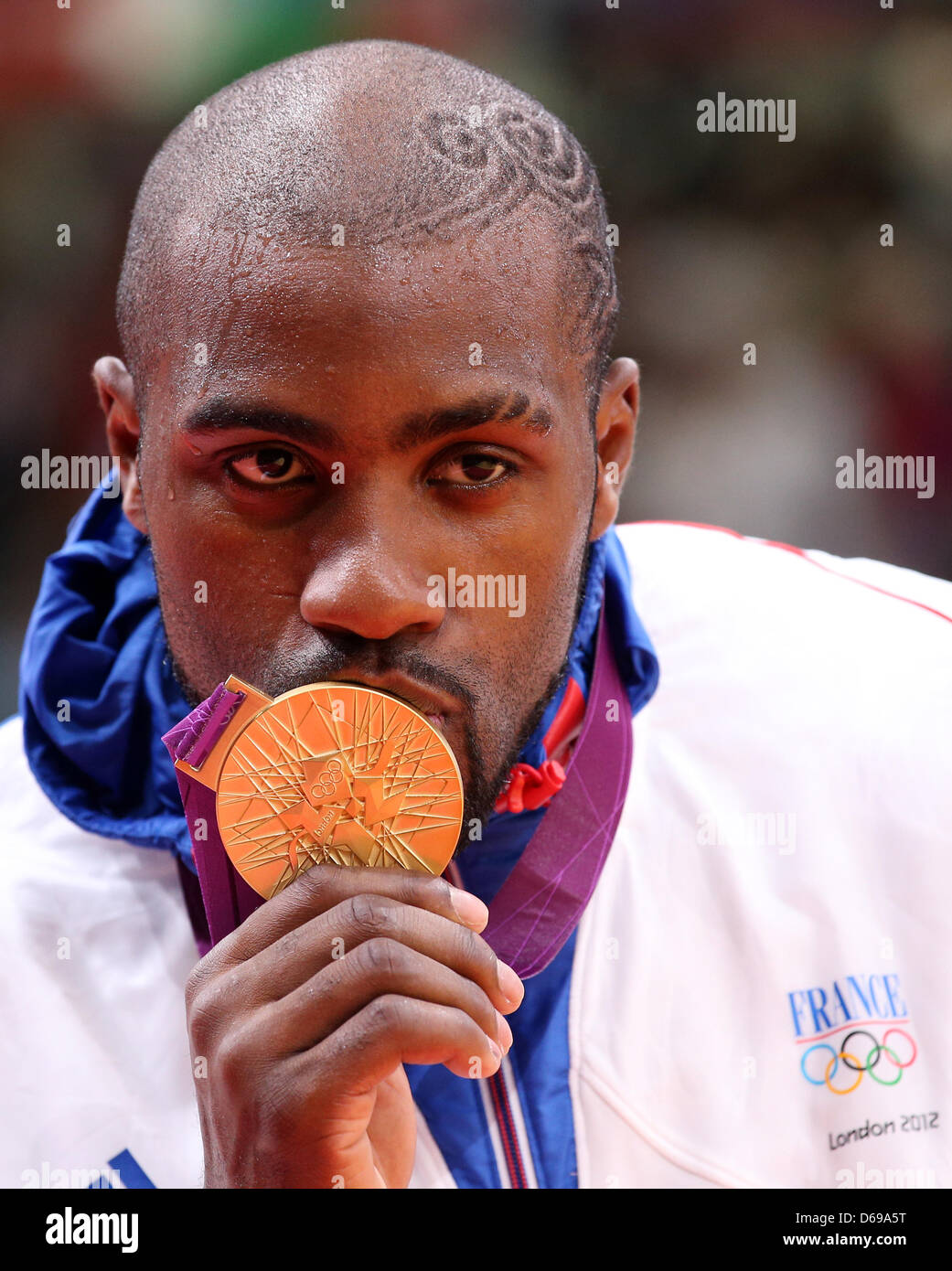 Teddy Riner médaille d'or de la France célèbre avec sa médaille d'après le Men's  +100kg judo dans ExCeL Arena au les Jeux Olympiques de 2012 à Londres, Londres, Grande-Bretagne, 3 août 2012. Photo : Friso Gentsch dpa  + + +(c) afp - Bildfunk + + + Banque D'Images