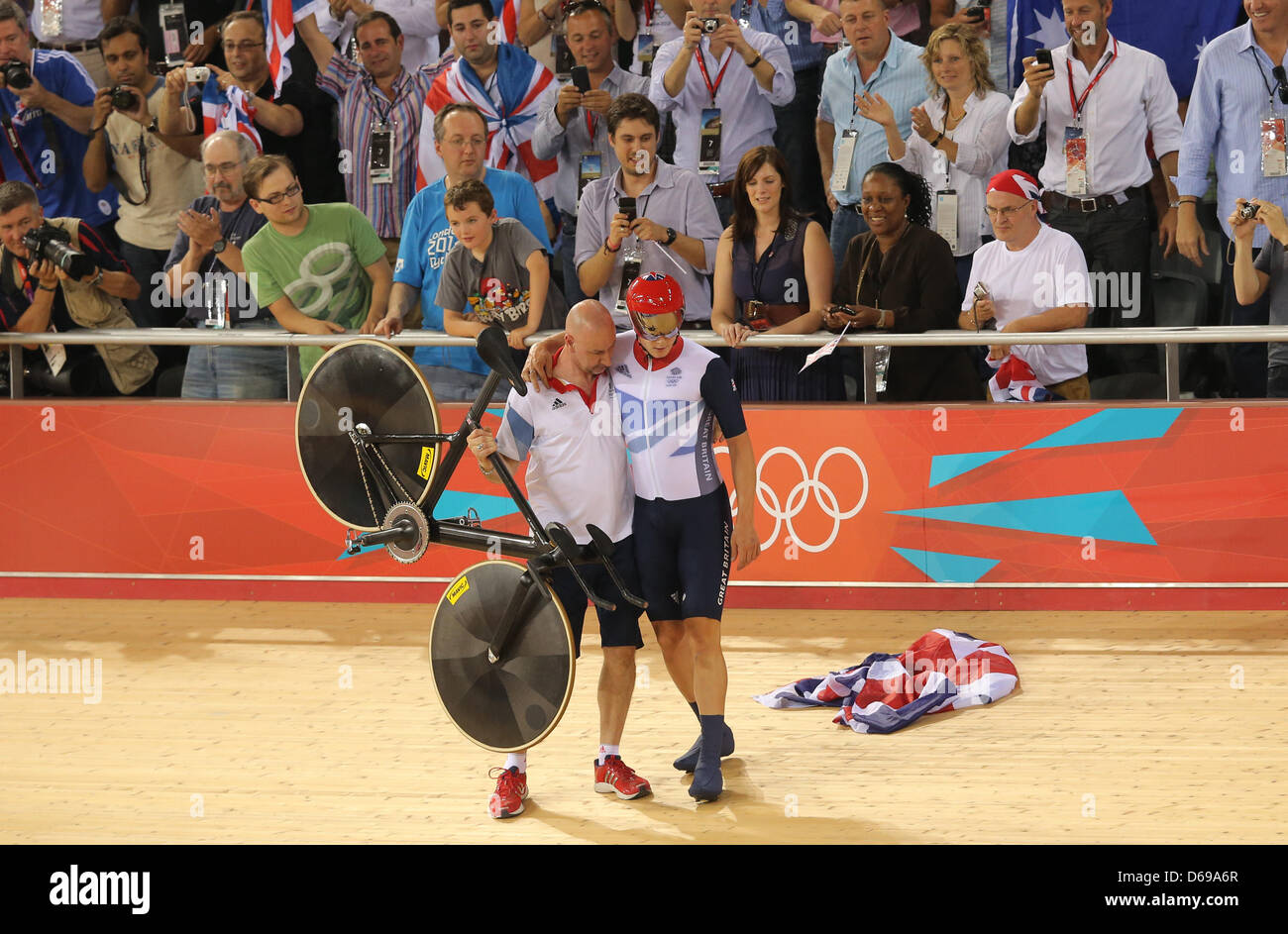 La société britannique Steven Burke célèbre après avoir remporté la poursuite par équipes hommes cyclisme sur piste à l'événement le Veldorome pendant les Jeux Olympiques de 2012 à Londres, Londres, Grande-Bretagne, 03 août 2012. Photo : Christian Charisius dpa Banque D'Images