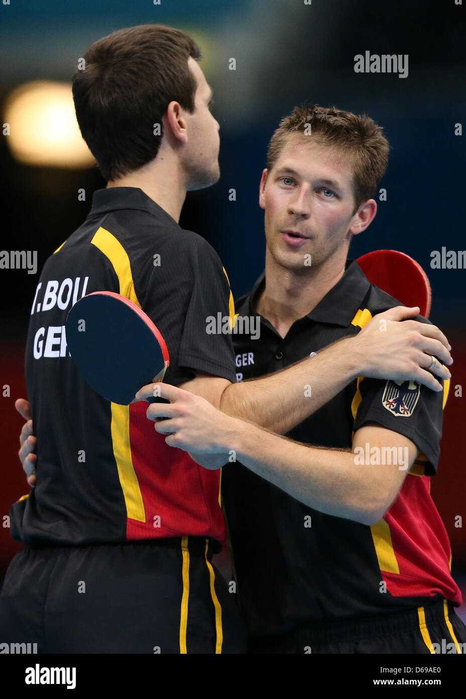 L'allemand Timo Boll joueur de ping-pong (L-R) et Bastian Steger célébrer dans le match contre Gerell et Lundqvist de la Suède au cours de l'équipe masculine première série de l'événement de tennis de table dans ExCeL Arena au les Jeux Olympiques de 2012 à Londres, Londres, Grande-Bretagne, 3 août 2012. Photo : Friso Gentsch dpa  + + +(c) afp - Bildfunk + + + Banque D'Images