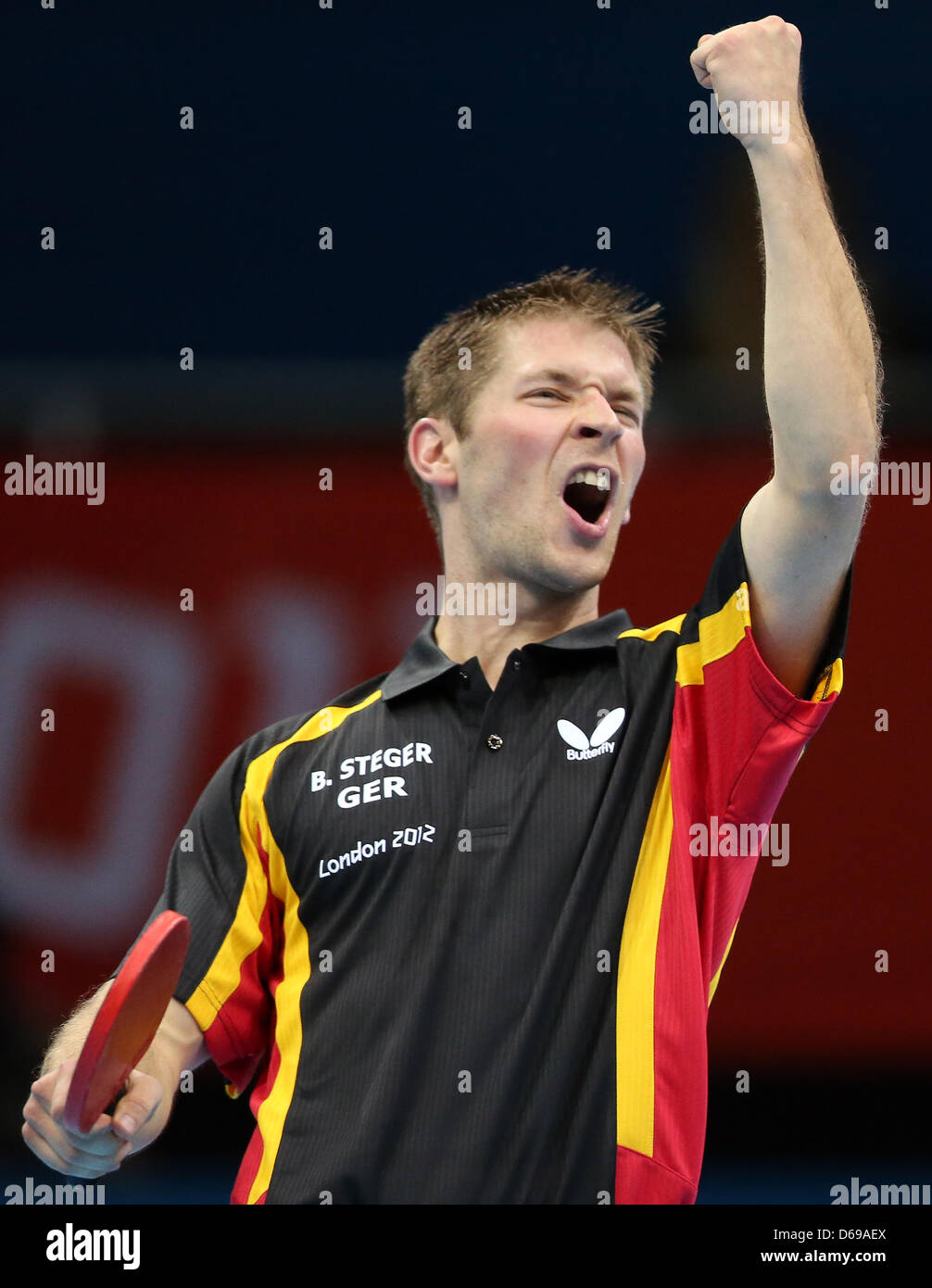 Bastian Steger d'Allemagne célèbre après avoir gagné contre Jorgen Persson de la Suède au cours de l'équipe masculine première série dans ExCeL Arena au les Jeux Olympiques de 2012 à Londres, Londres, Grande-Bretagne, 3 août 2012. Photo : Friso Gentsch dpa. Photo : Friso Gentsch dpa  + + +(c) afp - Bildfunk + + + Banque D'Images