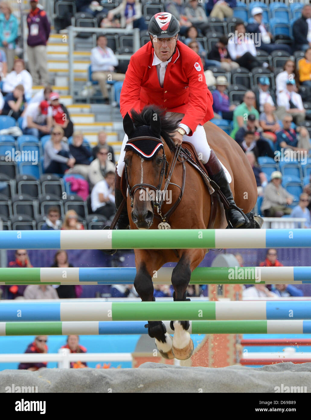 Le saut du cavalier Ian Millar saute avec son cheval Star Power un obstacle dans le concours de sauts dans le parc de Greenwich au Jeux Olympiques de 2012 à Londres, Londres, Grande-Bretagne, 04 août 2012. Photo : Jochen Lübke dpa  + + +(c) afp - Bildfunk + + + Banque D'Images