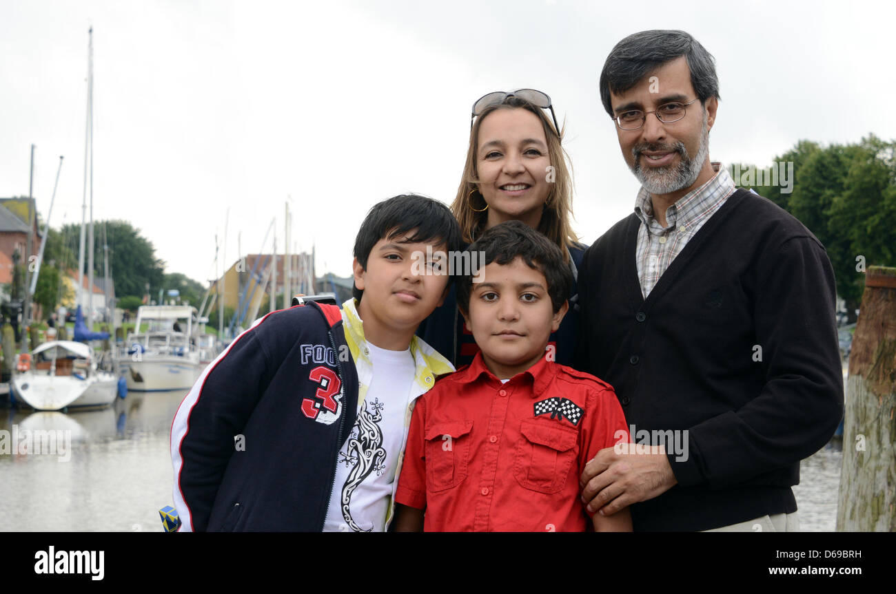 Entizar garçon afghan (chemise rouge) pose avec sa famille d'Mudjib (L-R), Khateol Toenning Zia et Taher en, Allemagne, 04 août 2012. Le projet 'Herbruecke' (lit. Coeur Pont) lancé par la fondation Albertinen donne aux enfants afghans ayant de graves maladies du cœur la possibilité de recevoir une opération de sauvetage à Hambourg. Photo : Daniel Bockwoldt Banque D'Images