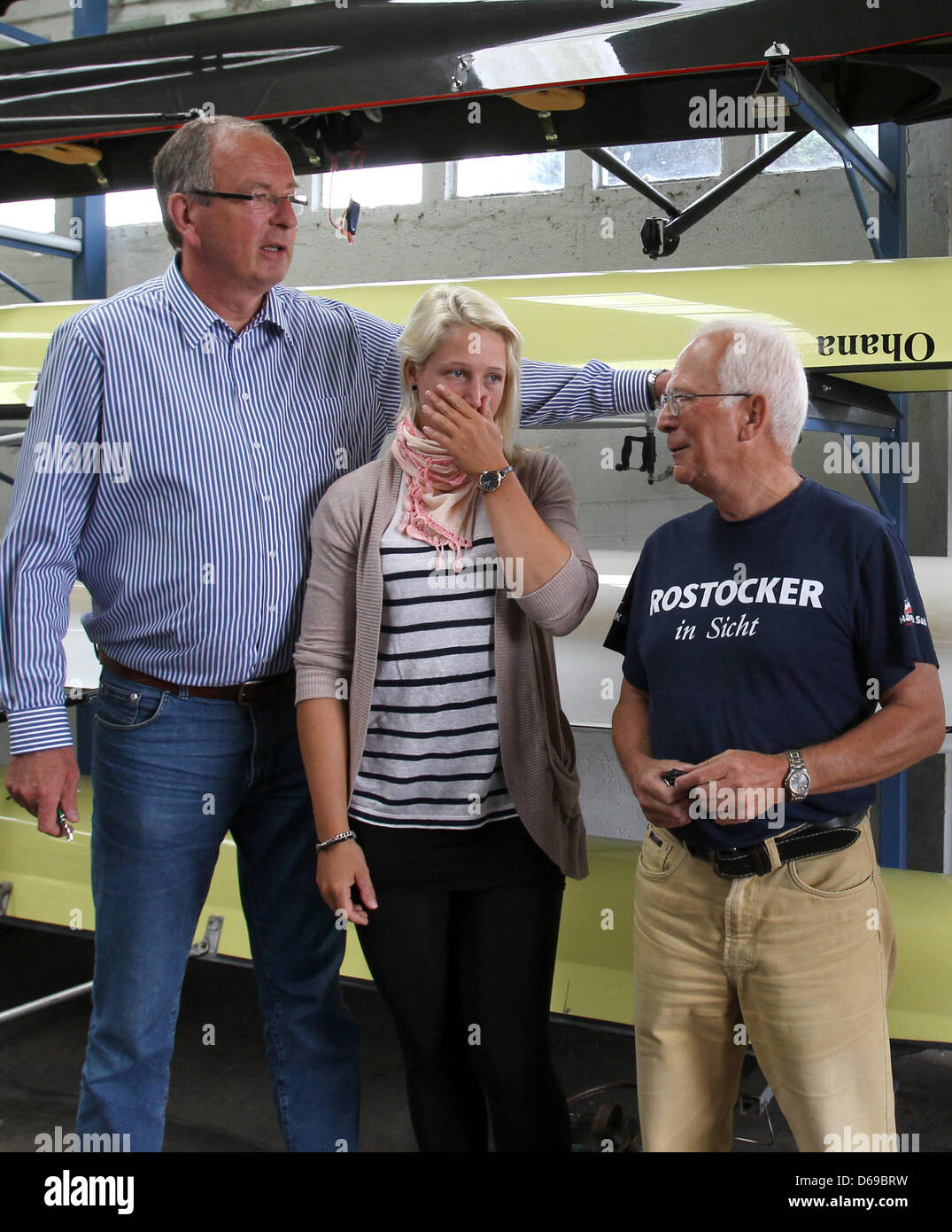 La rameuse Nadja Drygalla est représenté dans les locaux de l'Aviron Olympique Club Rostock (ORC) avec le président du club, Walter Arnold (R), et président de l'association du rameur Hans Sennewald (L), à Rostock, Allemagne, 05 août 2012. À l'âge de 23 ans, athlète volontairement quitté le village olympique à Londres après une longue conversation avec son équipe, de la gestion en raison de son relationsho Banque D'Images