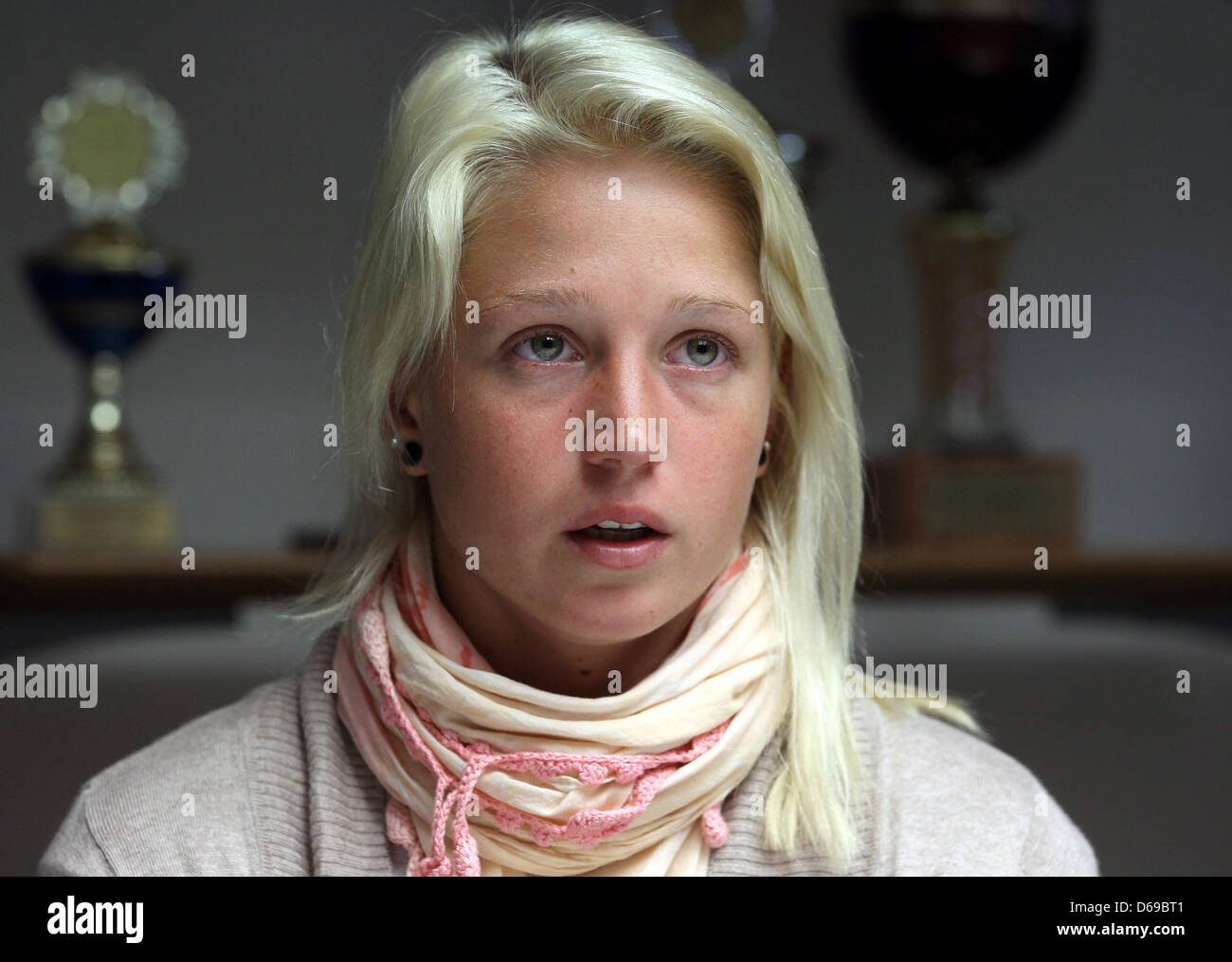 La rameuse Nadja Drygalla est photographié au cours d'un entretien avec l'agence de presse allemande dpa au Club d'Aviron Olympique Rostock (ORC) à Rostock, Allemagne, 05 août 2012. À l'âge de 23 ans, athlète volontairement quitté le village olympique à Londres après une longue conversation avec son équipe, en raison de sa gestion de l'avec un prétendu droit-extrémiste. Photo : BERND WUESTNECK Banque D'Images