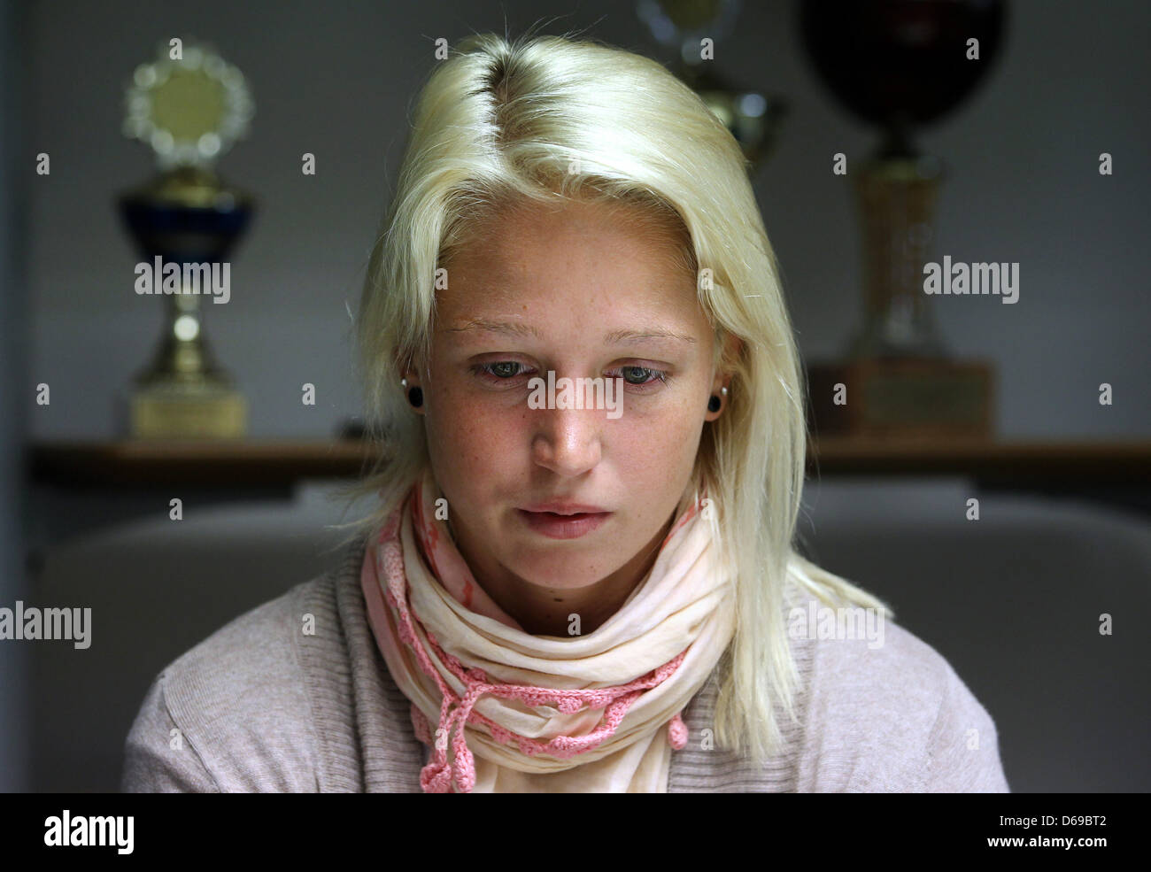 La rameuse Nadja Drygalla est photographié au cours d'un entretien avec l'agence de presse allemande dpa au Club d'Aviron Olympique Rostock (ORC) à Rostock, Allemagne, 05 août 2012. À l'âge de 23 ans, athlète volontairement quitté le village olympique à Londres après une longue conversation avec son équipe, en raison de sa gestion de l'avec un prétendu droit-extrémiste. Photo : BERND WUESTNECK Banque D'Images