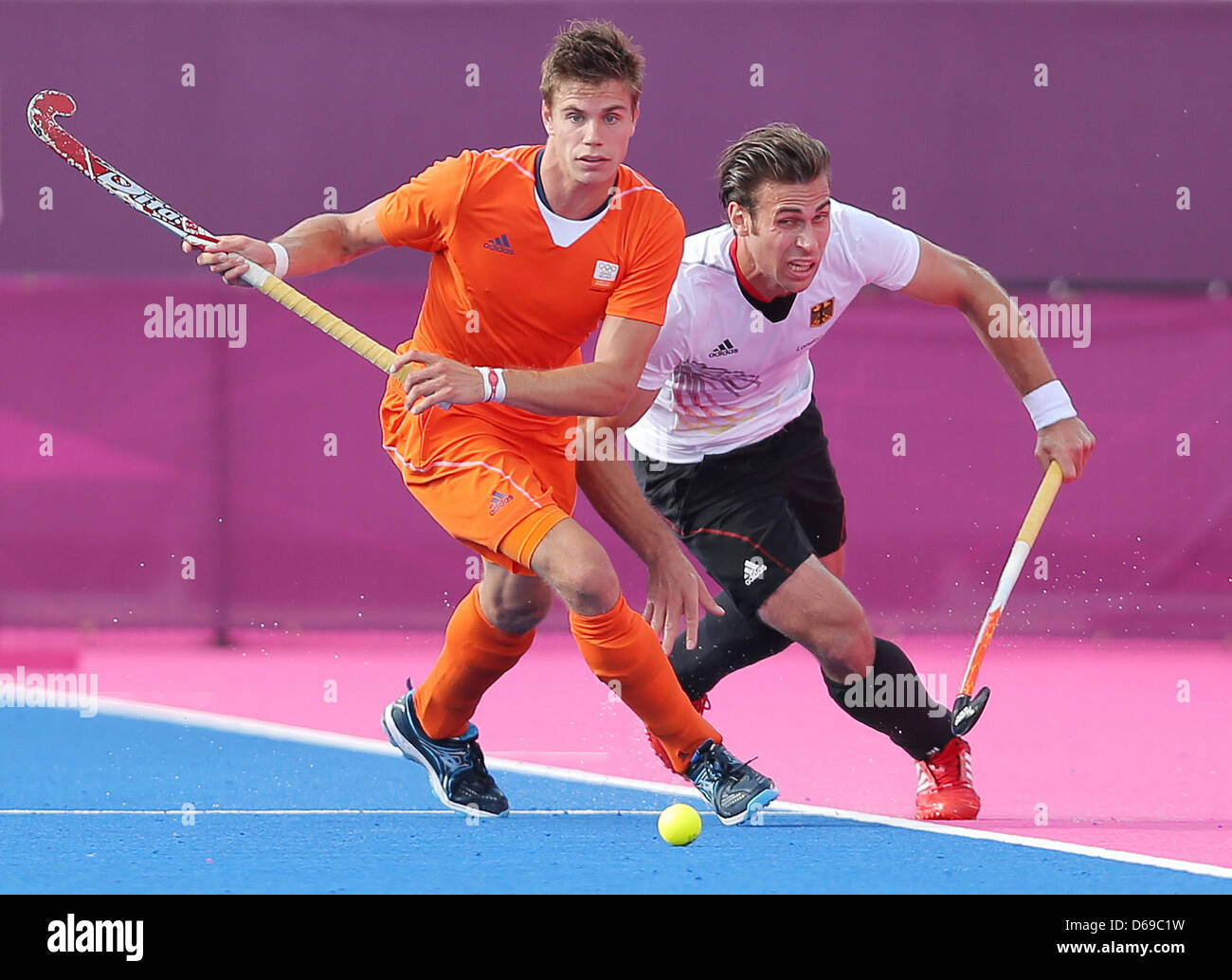 L'Allemagne Christopher Zeller (R) se bat pour la balle avec Sander de Wijn des Pays-Bas pendant les hommes de hockey sur gazon match préliminaire à Riverbank Arena pendant les Jeux Olympiques de 2012 à Londres, Londres, Angleterre, 05 août 2012. Photo : Christian Charisius dpa  + + +(c) afp - Bildfunk + + + Banque D'Images