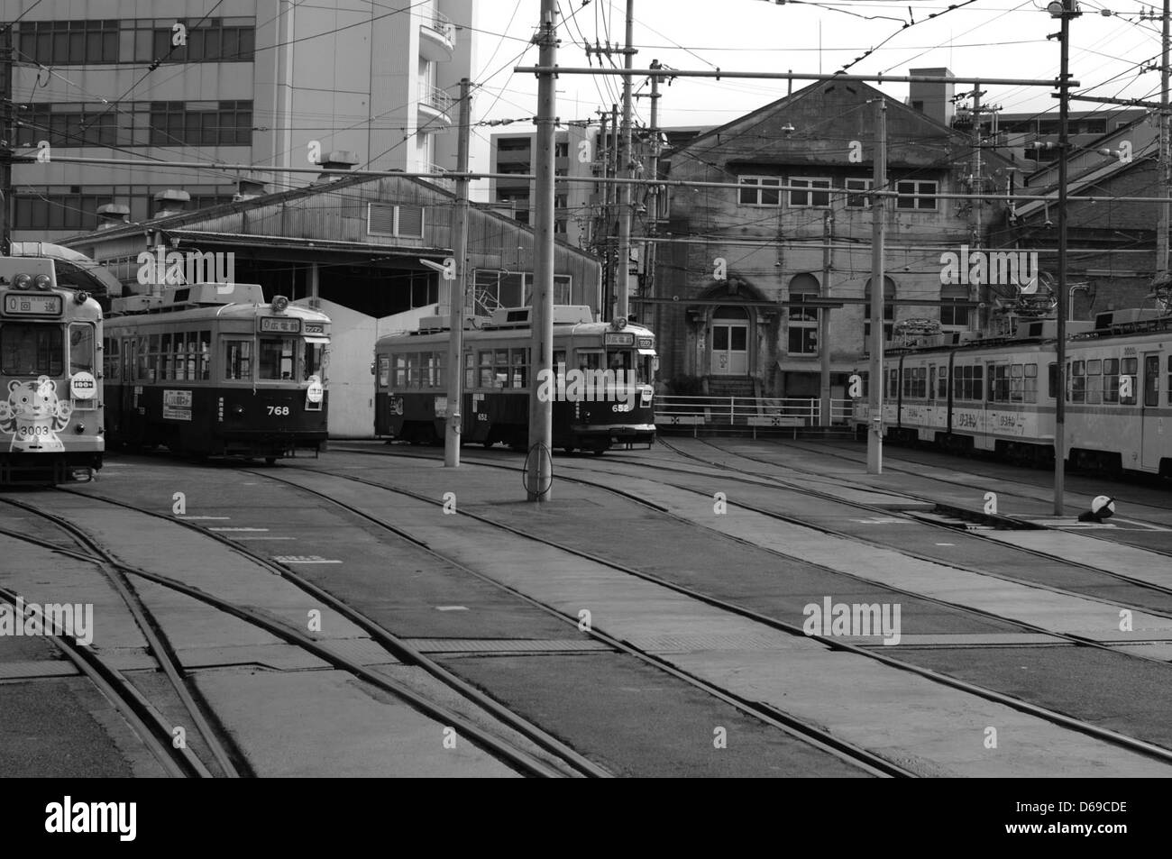 Une photo montrant le tramway Hiroden 652 à Hiroshima, Japon. Le tramway fait partie du système de transport local de la ville, offrant un moyen efficace de se déplacer dans la ville. L'image met en valeur le design du tramway et l'environnement urbain environnant. Banque D'Images