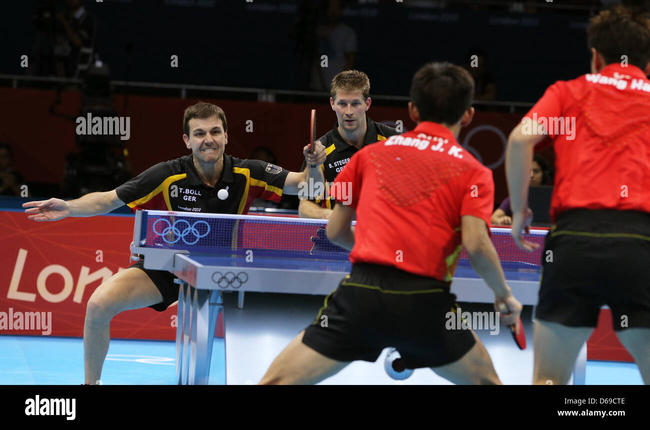 L'Allemagne Timo Boll (L) et Bastian Steger (C/retour) en action en action pendant le match contre Zhang Jike (C/avant) et Wang Hao (R) de la Chine au cours de l'équipe masculine de la demi-finale de l'événement de tennis de table dans ExCeL Arena au les Jeux Olympiques de 2012 à Londres, Londres, Grande-Bretagne, 6 août 2012. Photo : Christian Charisius dpa Banque D'Images