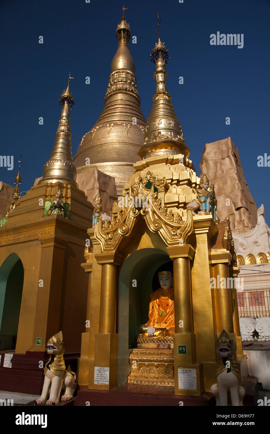 Les flèches, stupas et les pagodes de l'ensemble du Temple Shwedagon à Yangon, Myanmar 24 Banque D'Images