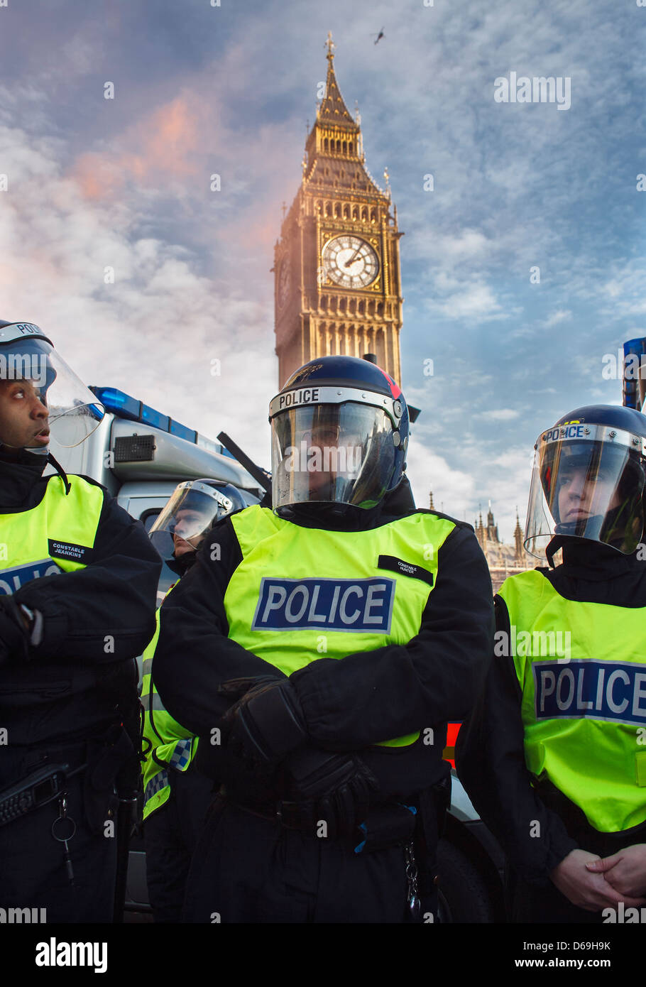 Metropolitan police antiémeute policiers en face de Big Ben protéger les chambres du Parlement au cours de manifestations étudiantes contre les frais de scolarité Londres 12/09/2010 Banque D'Images