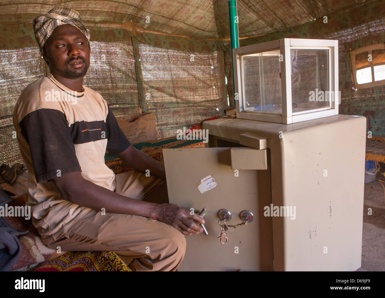 Acheter de l'or l'homme en face de son coffre fort, Alkhanag, Soudan Banque D'Images
