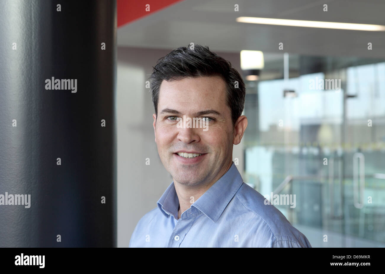 Businessman smiling in office Banque D'Images