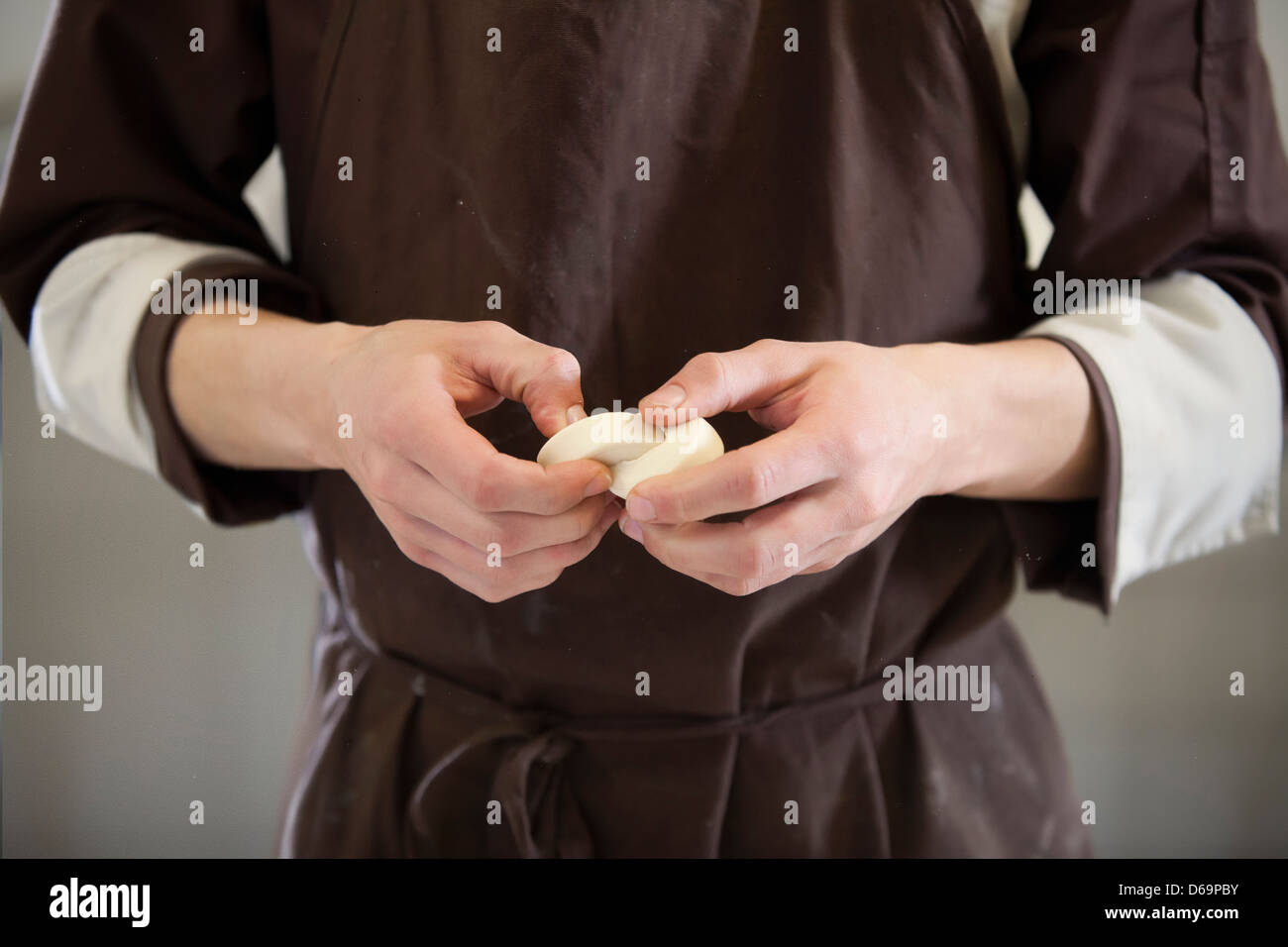 Façonner la pâte en cuisine Baker Banque D'Images