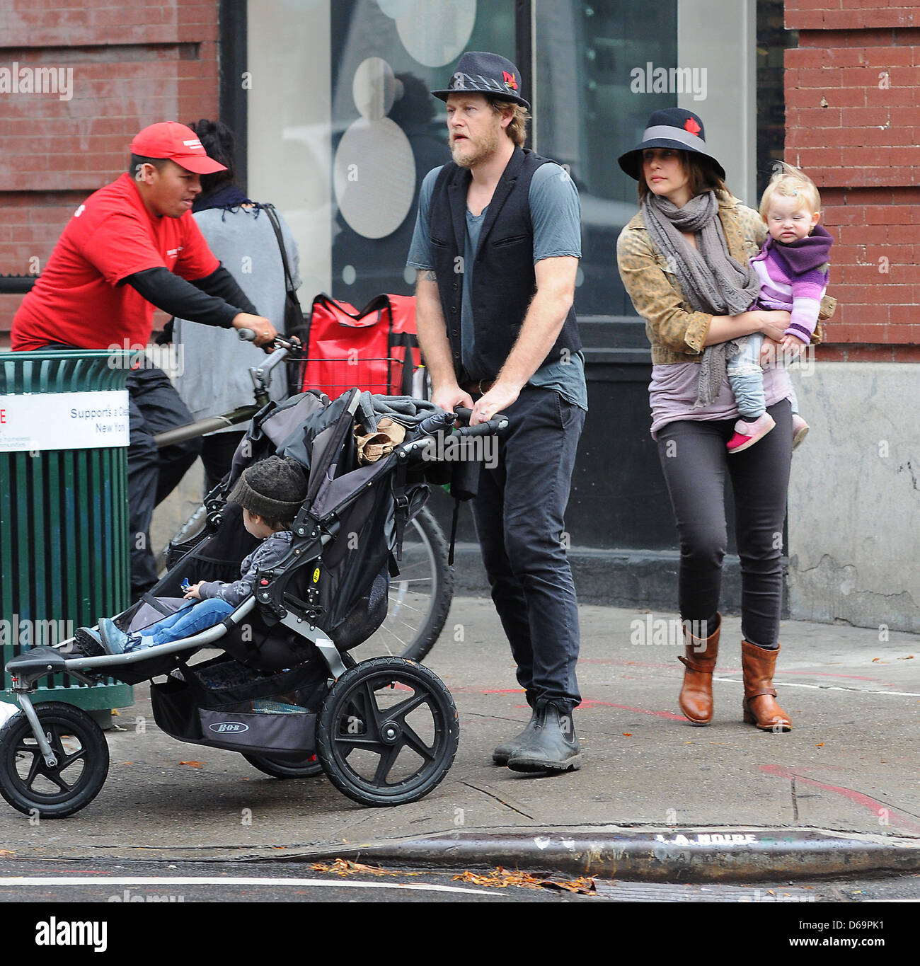 Renn Hawkey, Vera Farmiga, Gytta Lubov Hawkey et Vera Farmiga Fynn Hawkey dehors et environ avec son mari et enfants dans Banque D'Images