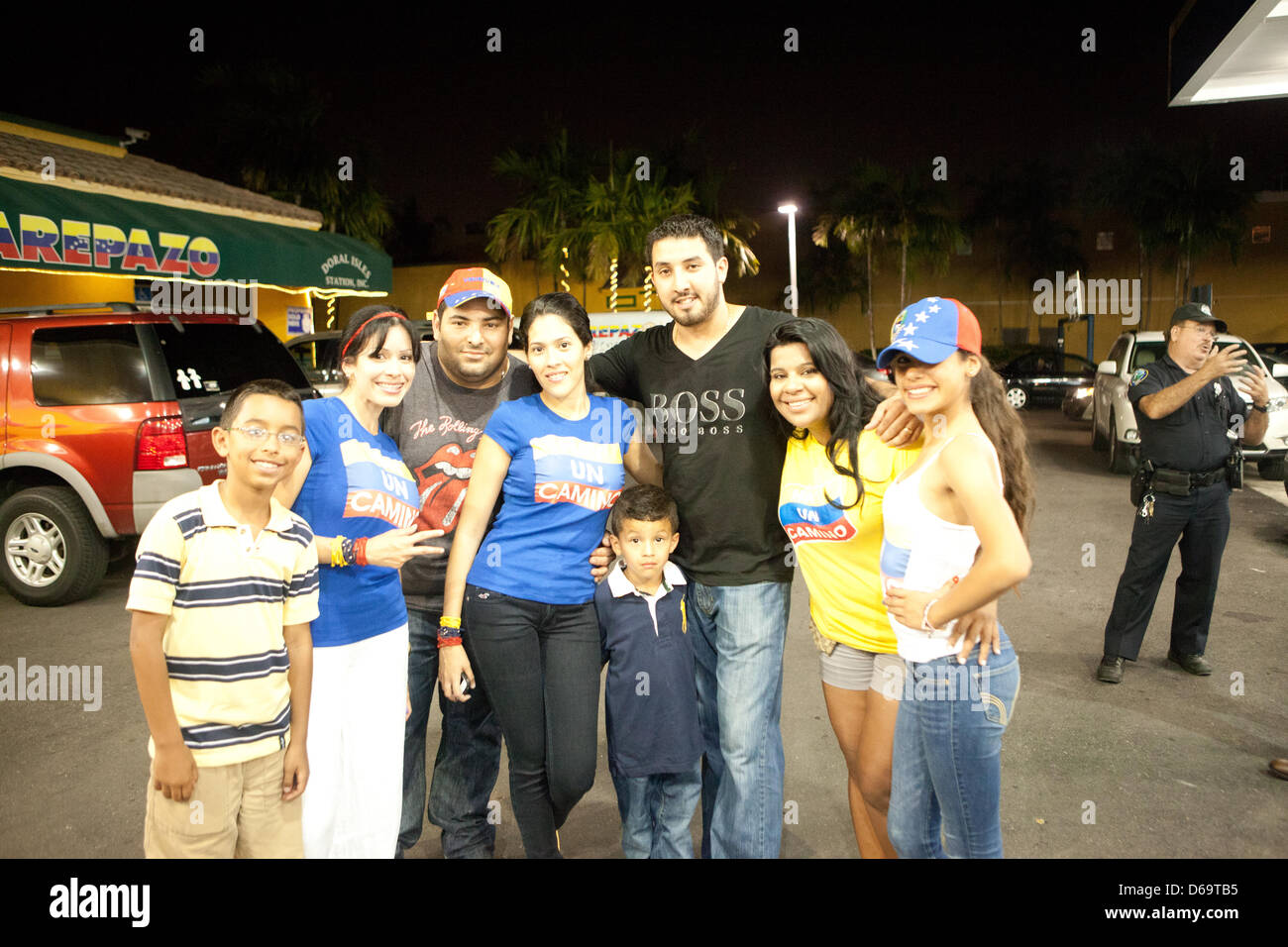 En Floride, aux États-Unis. 14 AVRIL,2013. Peuple vénézuélien en attente d'annonce à El Arepazo,Doral Florida Venezuela résultats élections Banque D'Images