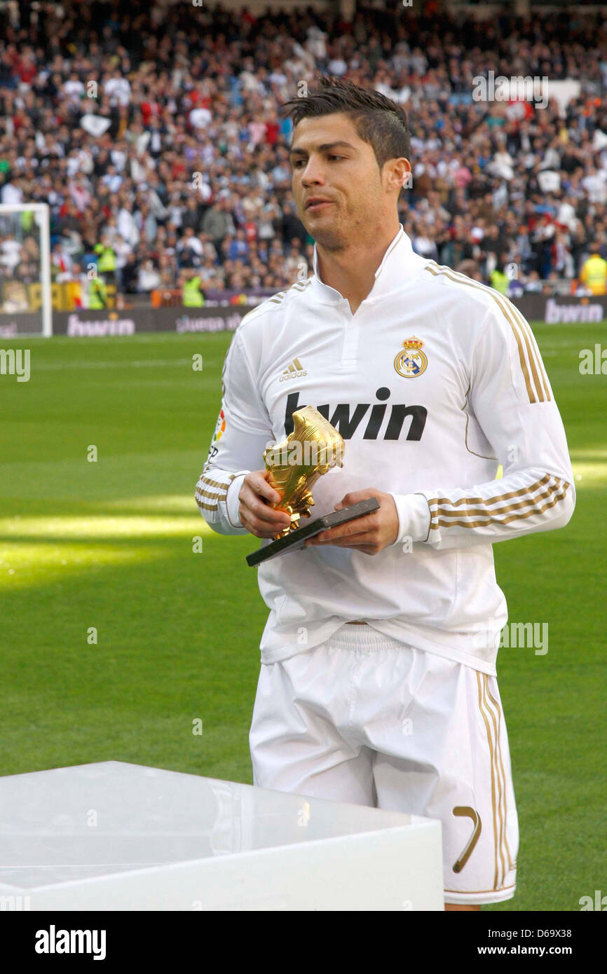 Ronaldo reçoit la Bota de Oro' award Real Madrid vs. Osasuna s'est tenue Santiago Bernabeu Stadium. Le Real Madrid a gagné Stock -