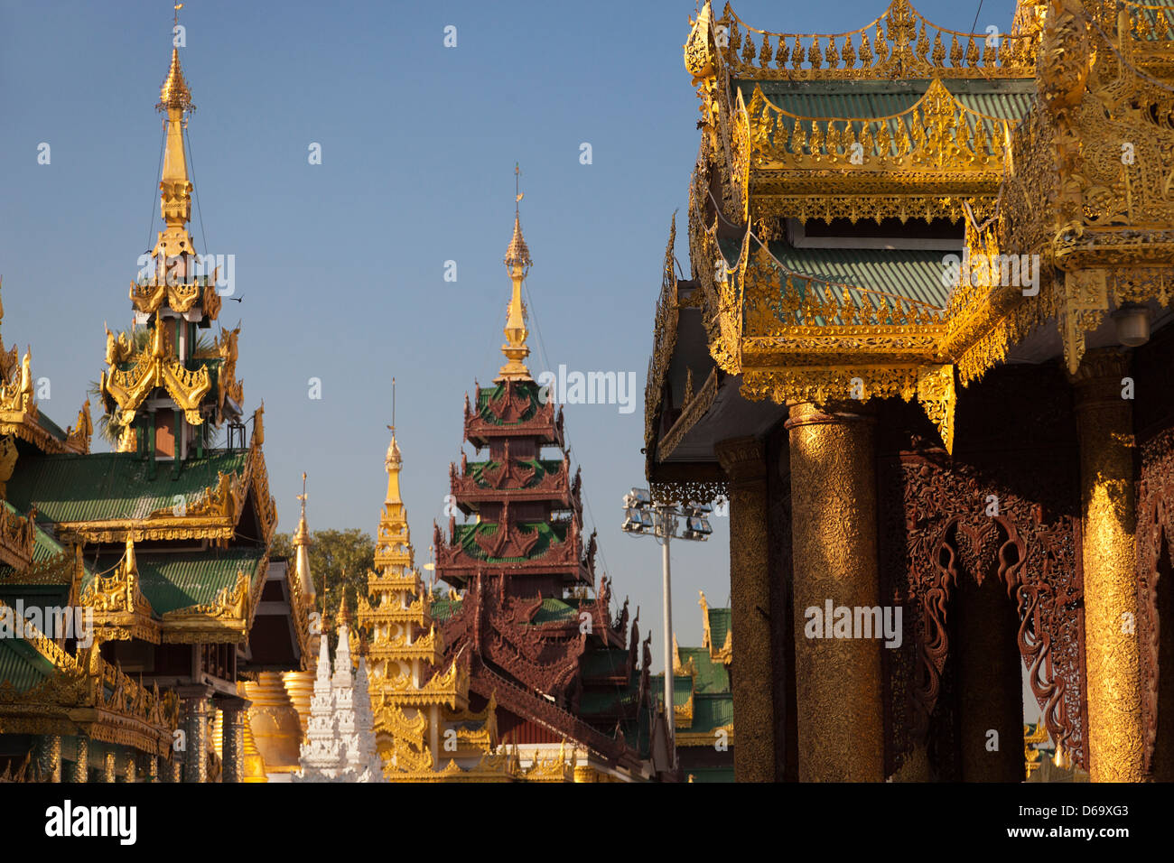 Les flèches, stupas et les pagodes de l'ensemble du Temple Shwedagon à Yangon, Myanmar 3 Banque D'Images