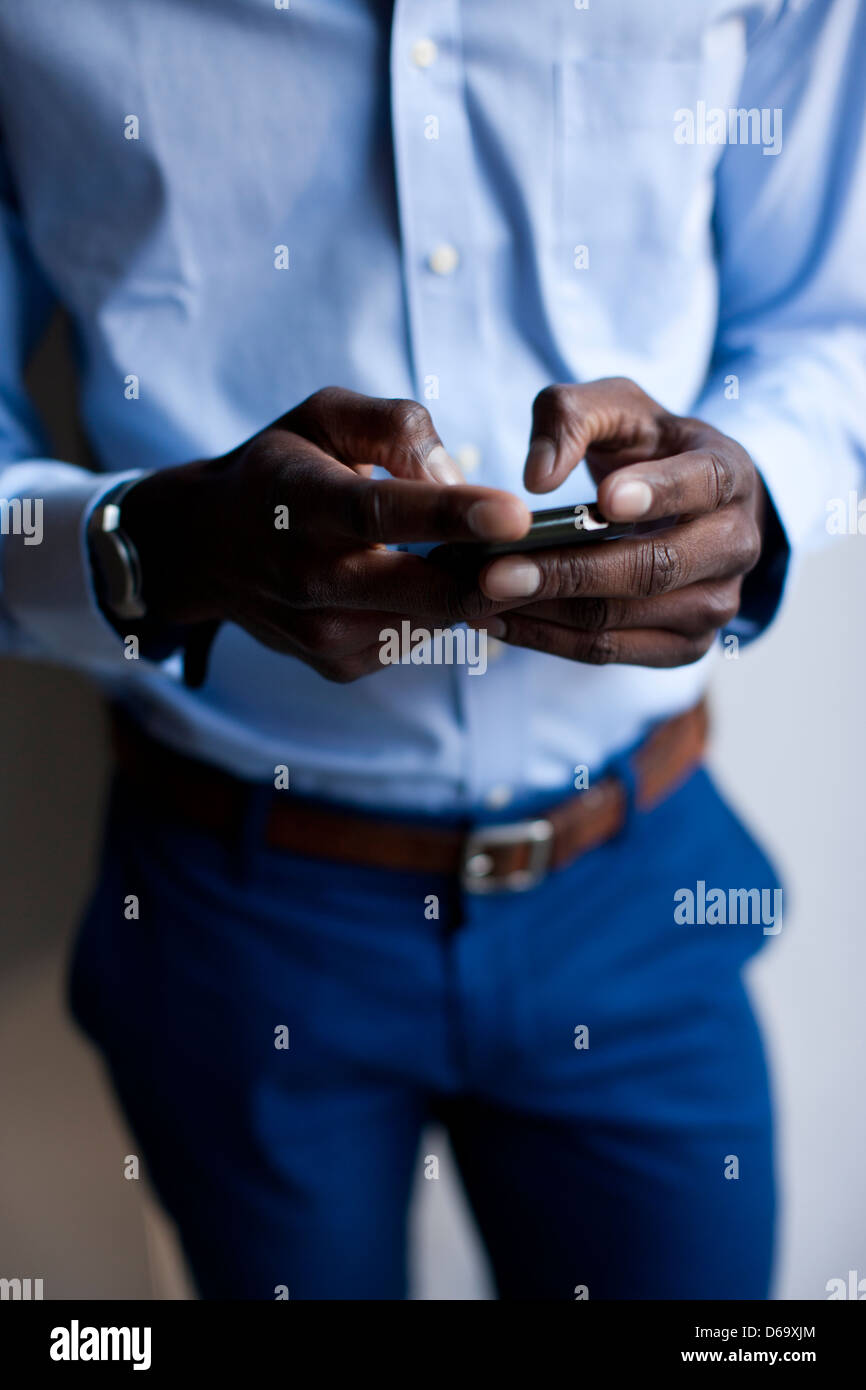 Businessman using cell phone Banque D'Images