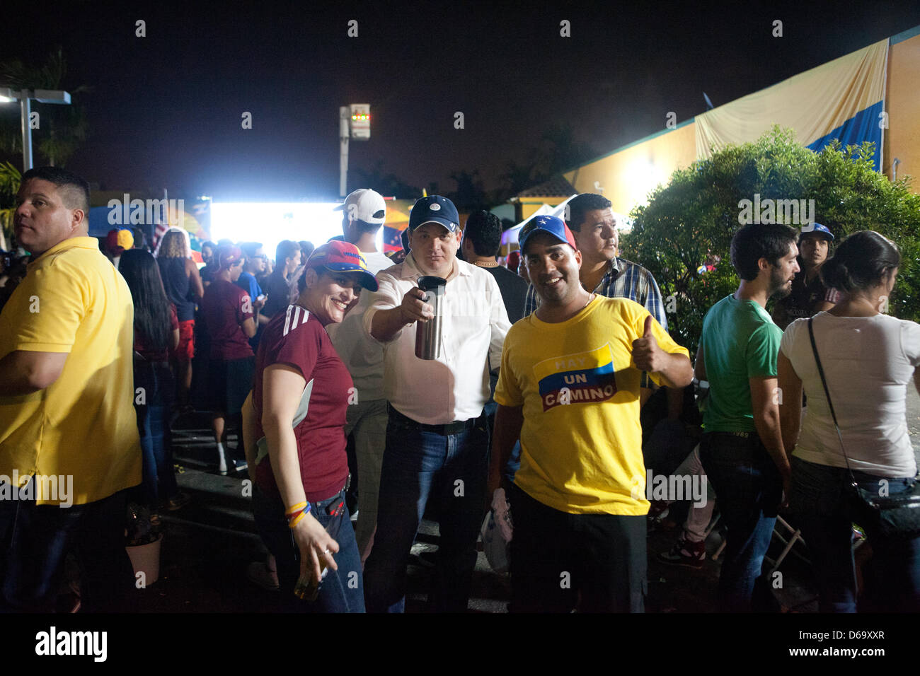 En Floride, aux États-Unis. 14 AVRIL,2013. Peuple vénézuélien en attente d'annonce à El Arepazo,Doral Florida Venezuela résultats élections Banque D'Images