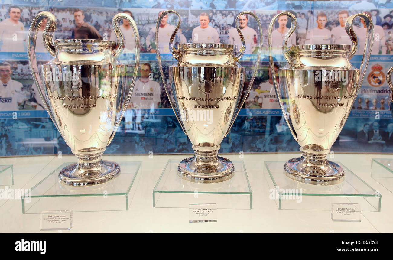 Les trois coupes de la Ligue des Champions, (L-R) 2002, 1998 et 2000, sont  exposées dans une vitrine dans le Musée du Real Madrid au cours d'une  visite de Bernabeu à Madrid,