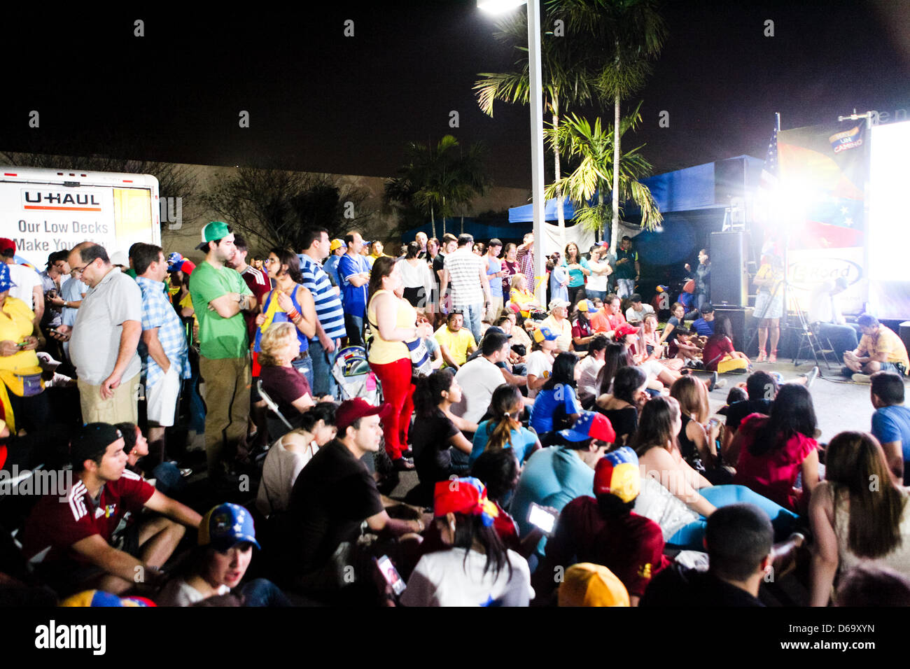 En Floride, aux États-Unis. 14 AVRIL,2013. Peuple vénézuélien en attente d'annonce à El Arepazo,Doral Florida Venezuela résultats élections Banque D'Images