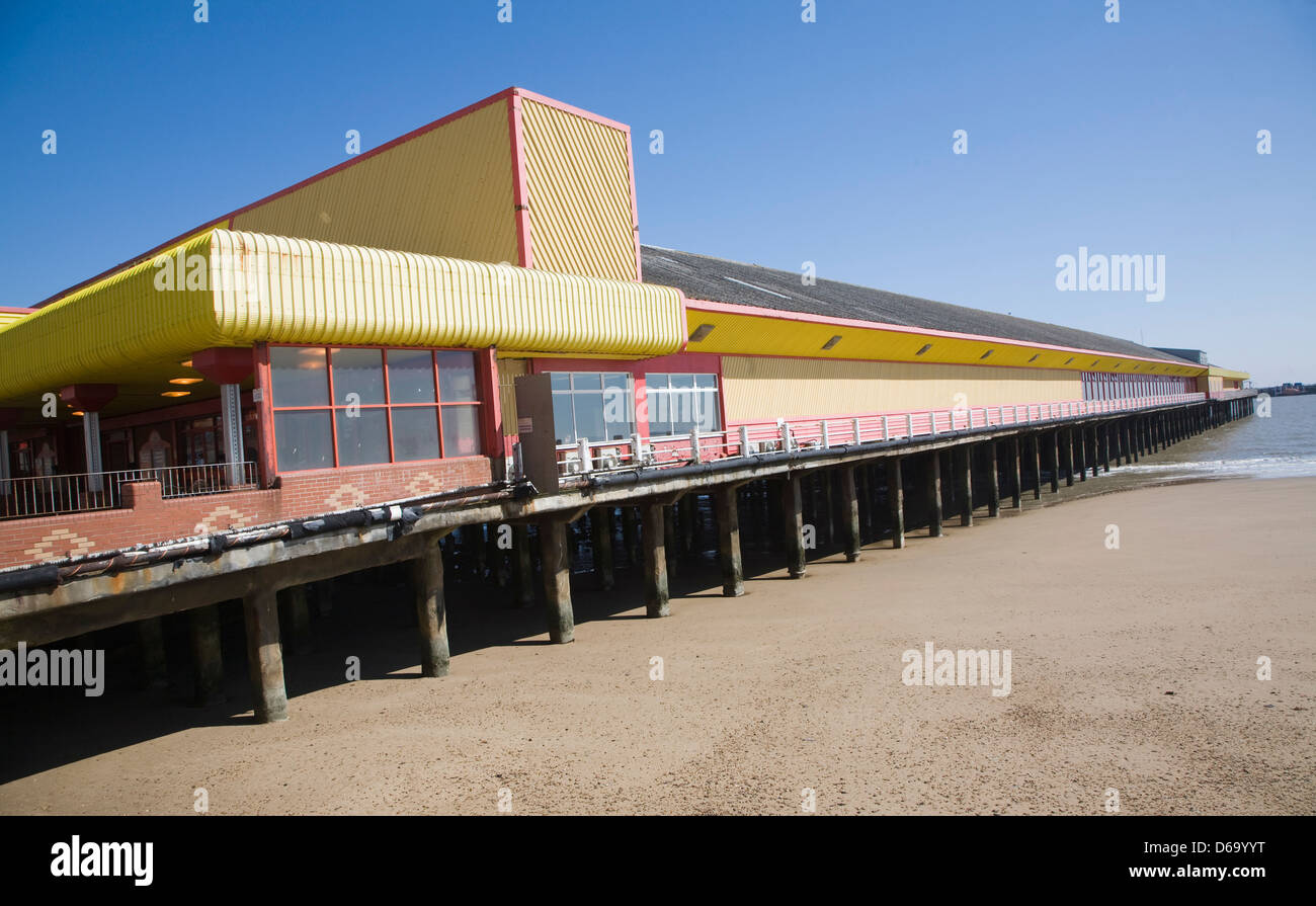 Pier jaune sur le bâtiment à Walton, Essex, Angleterre  ? Banque D'Images