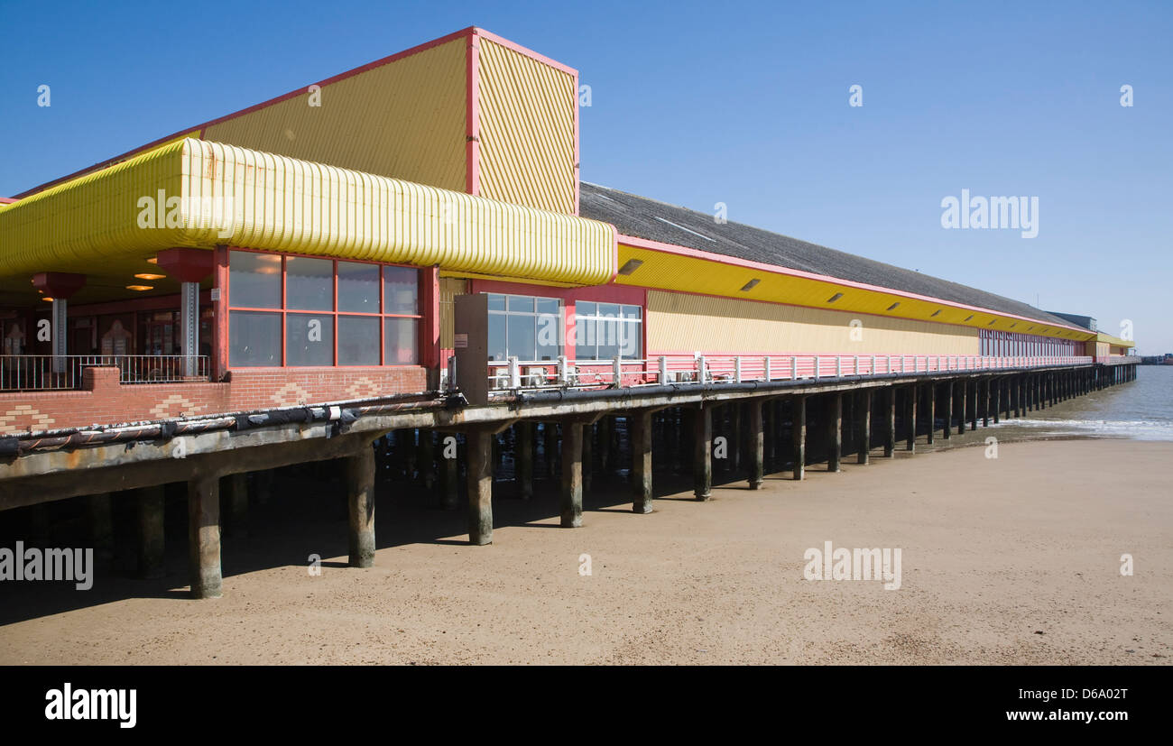 Pier jaune sur le bâtiment à Walton, Essex, Angleterre  ? Banque D'Images