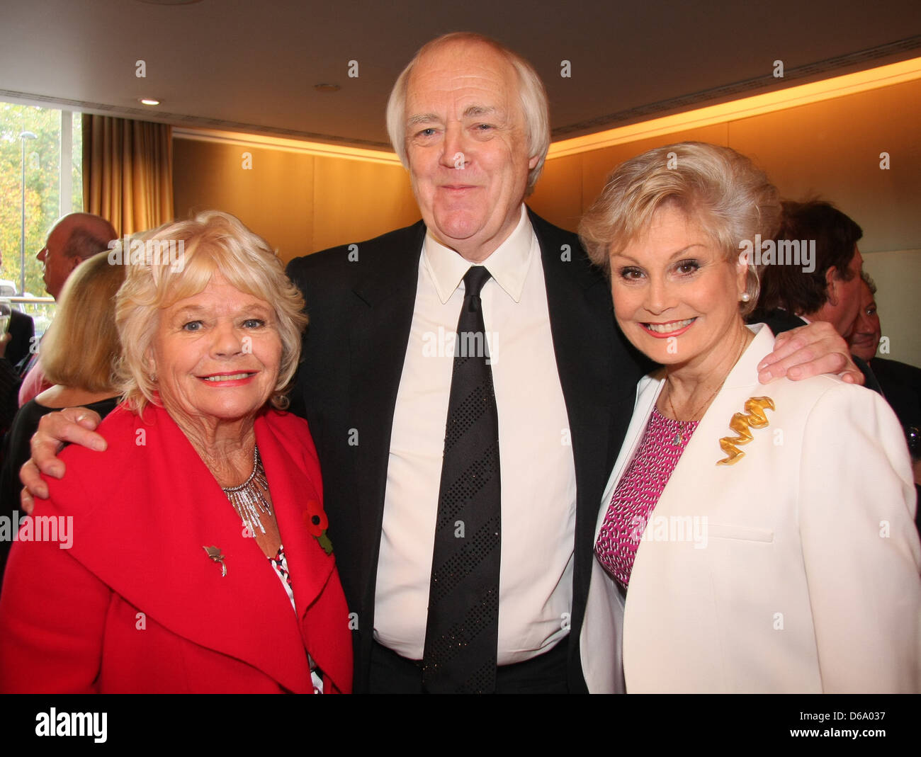 Judith Chalmers, Sir Tim Rice, Angela Rippon La Dame Taverners Déjeuner  hommage à Sir Tim Rice at The Dorchester Londres, Angleterre Photo Stock -  Alamy