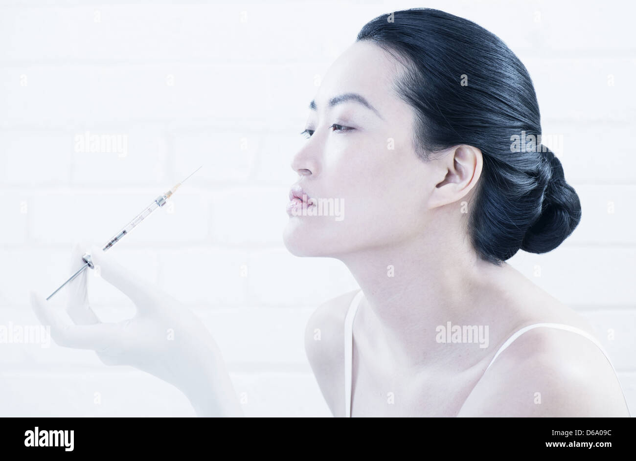 Woman having Botox injection en face Banque D'Images