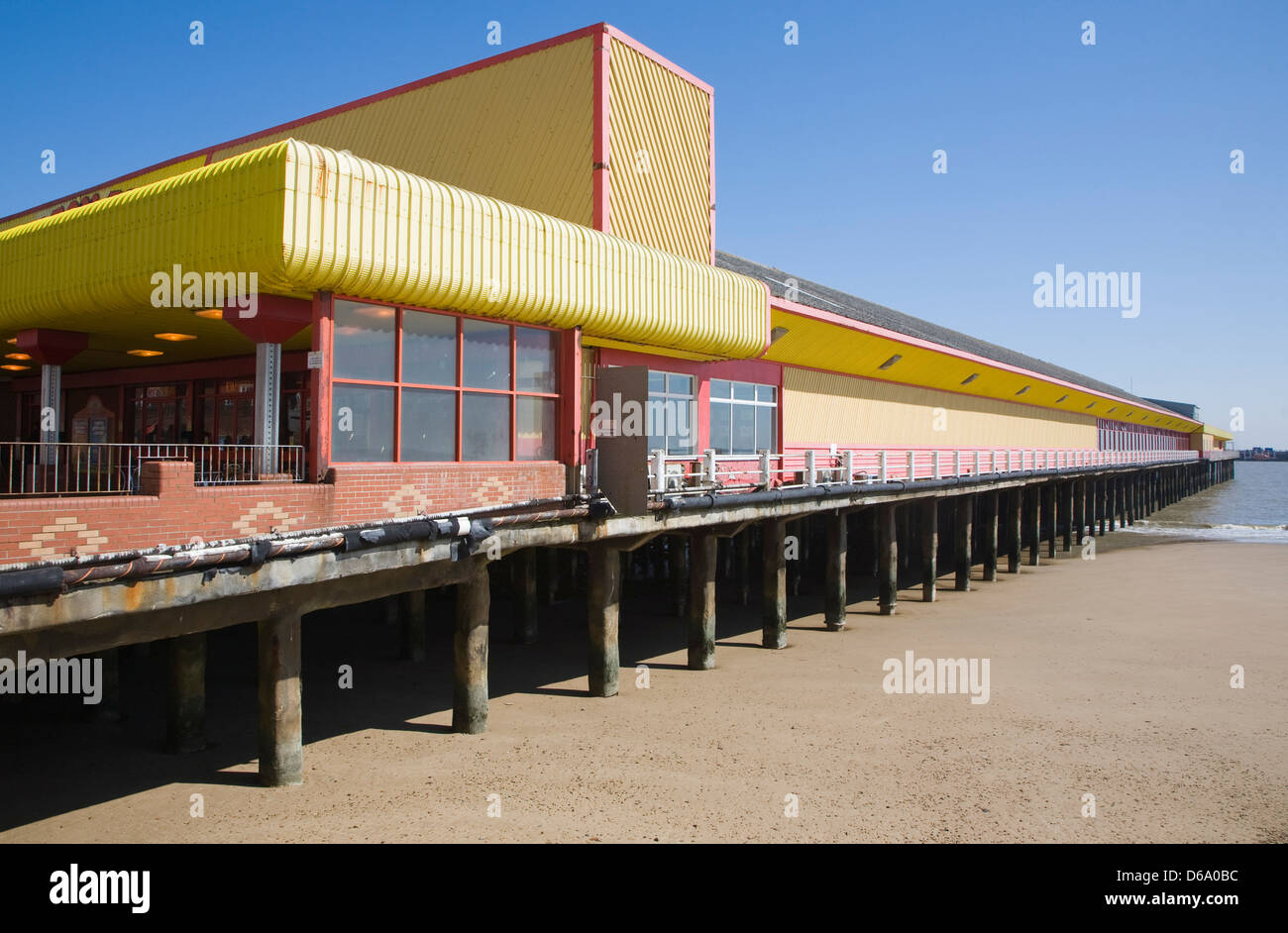 Pier jaune sur le bâtiment à Walton, Essex, Angleterre  ? Banque D'Images