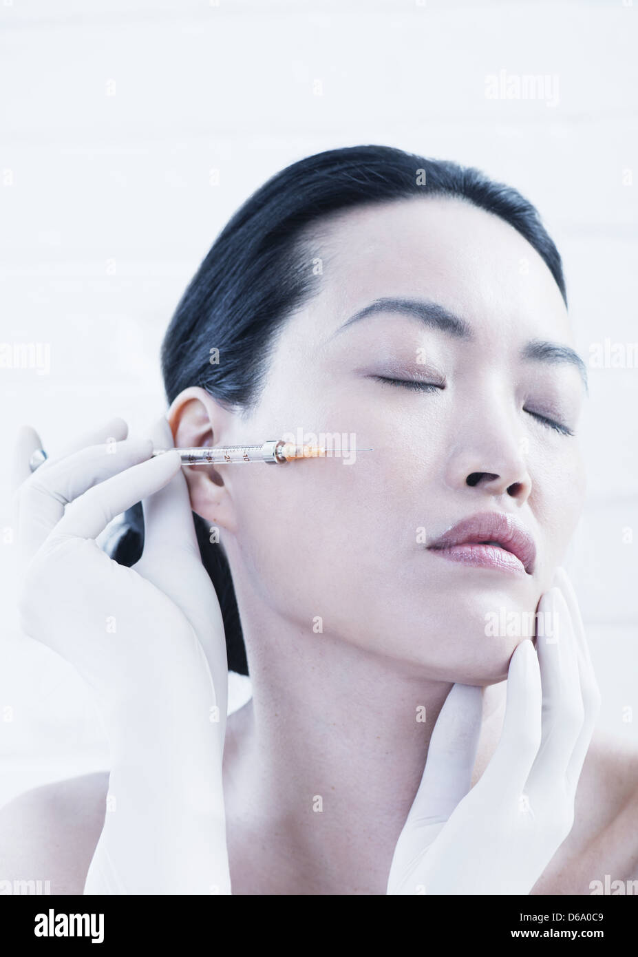 Woman having botox injection en face Banque D'Images