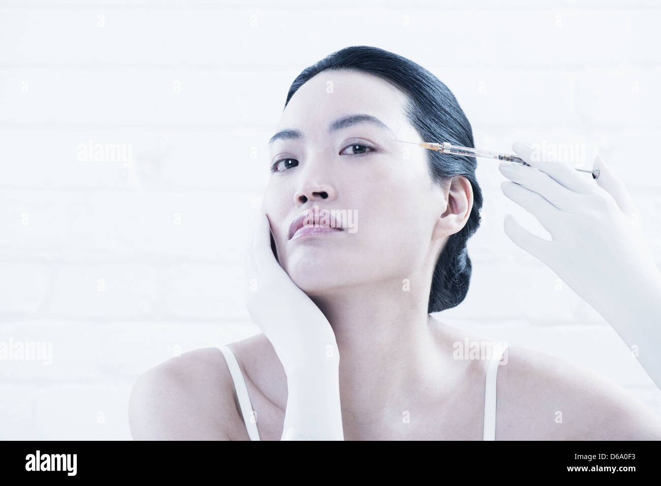 Woman having Botox injection en face Banque D'Images