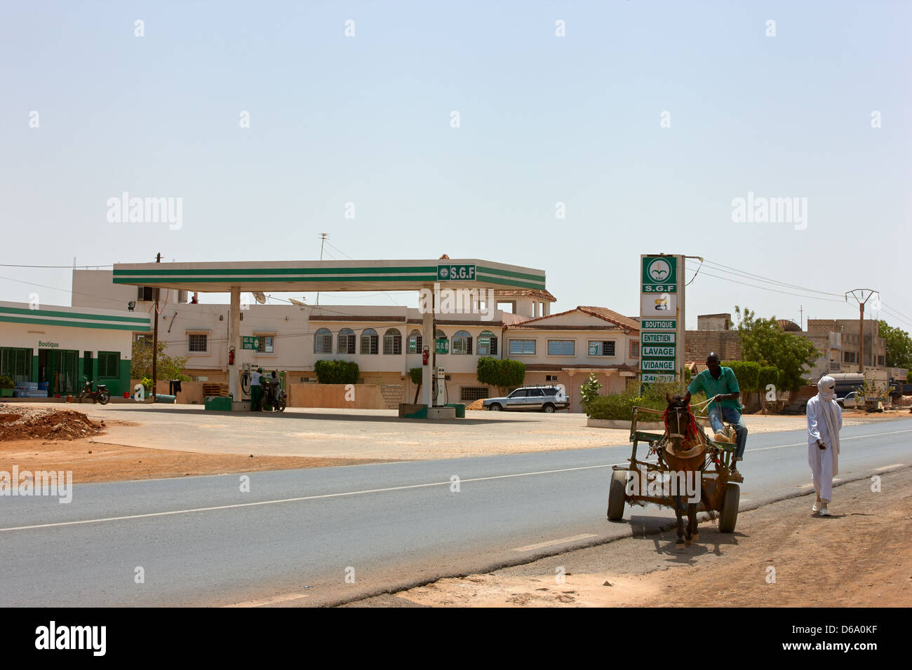 S.G.F station essence, Thiès, Sénégal, Afrique Banque D'Images