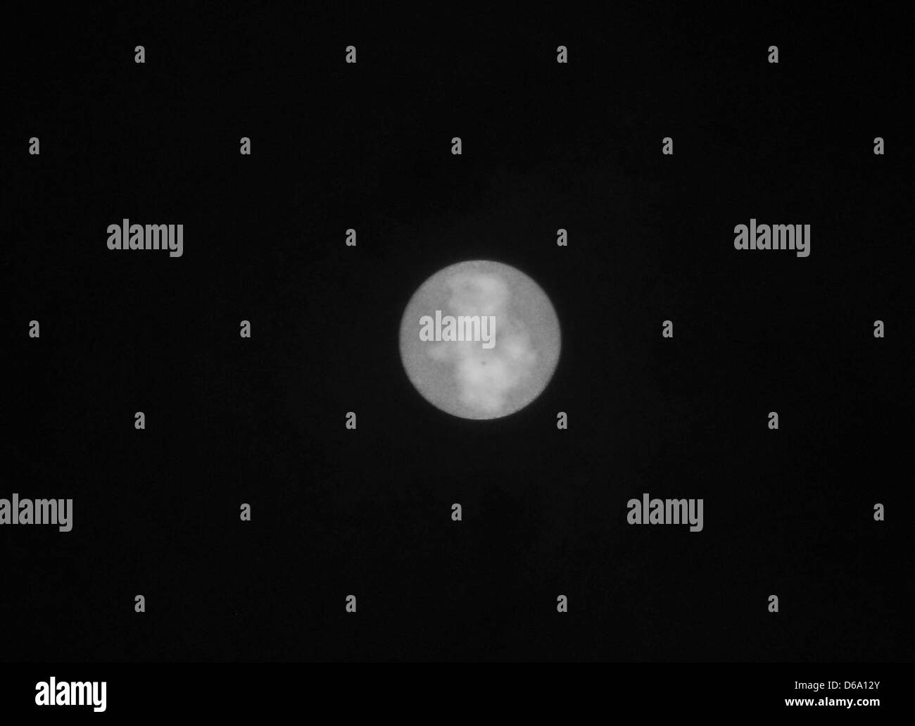 Vénus traverse le soleil le 6 juin 2012. La petite planète a pris environ 7 heures pour se déplacer sur le soleil et nous aurons à Banque D'Images
