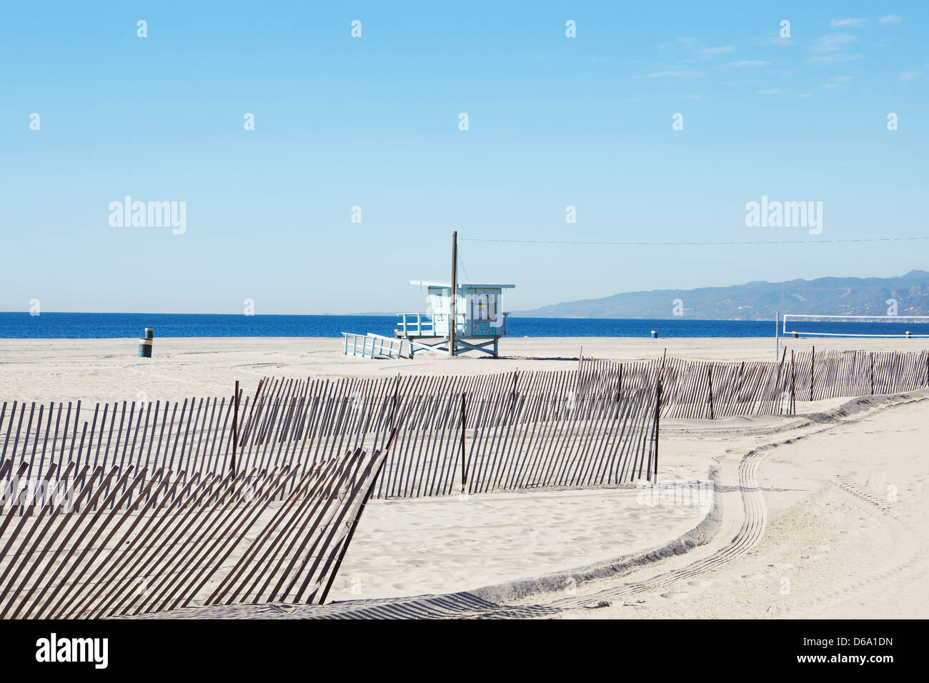 Clôtures en bois on sandy beach Banque D'Images