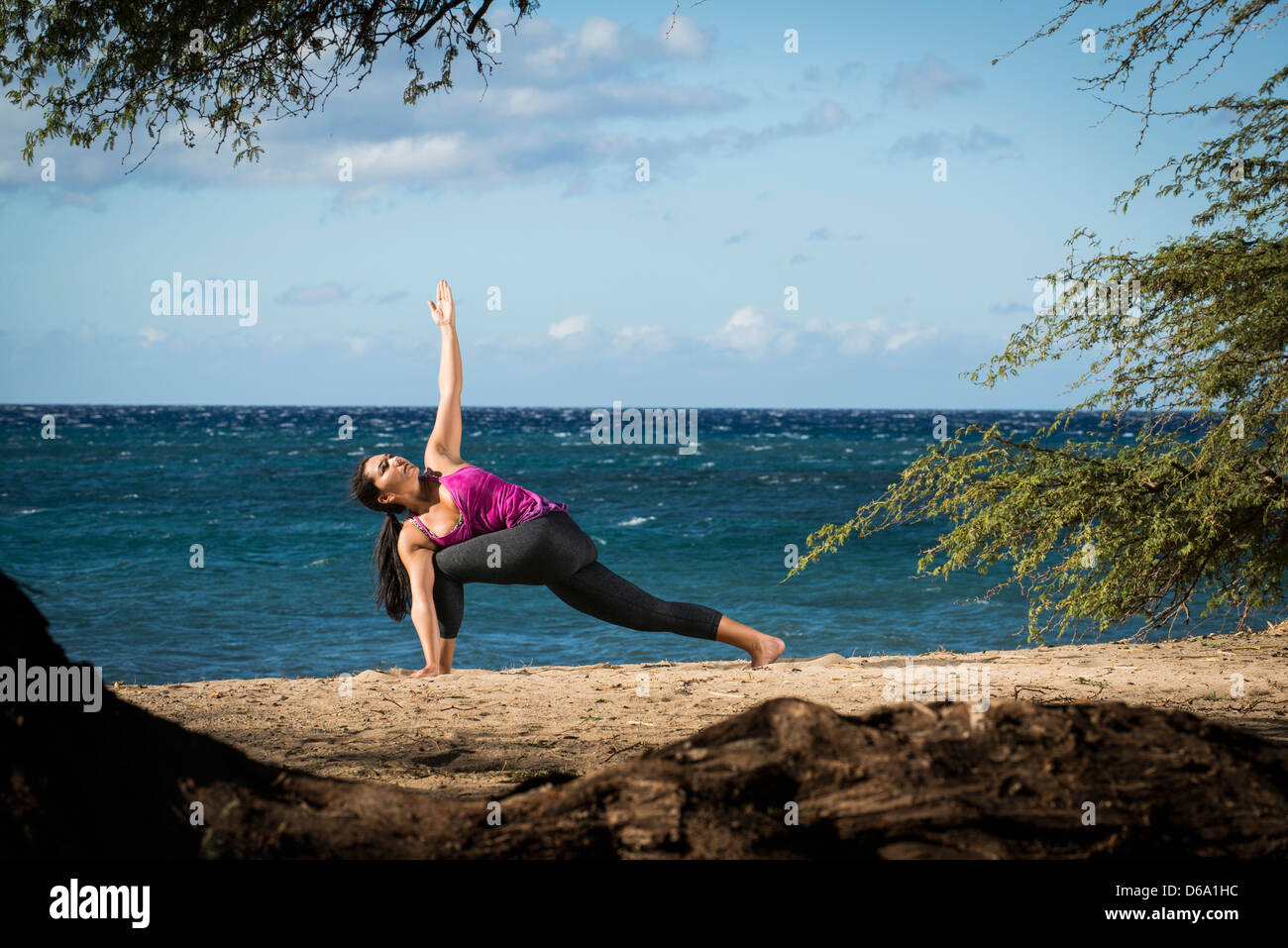 Woman practicing yoga on beach Banque D'Images Woman practicing yoga on beach Banque D'Images