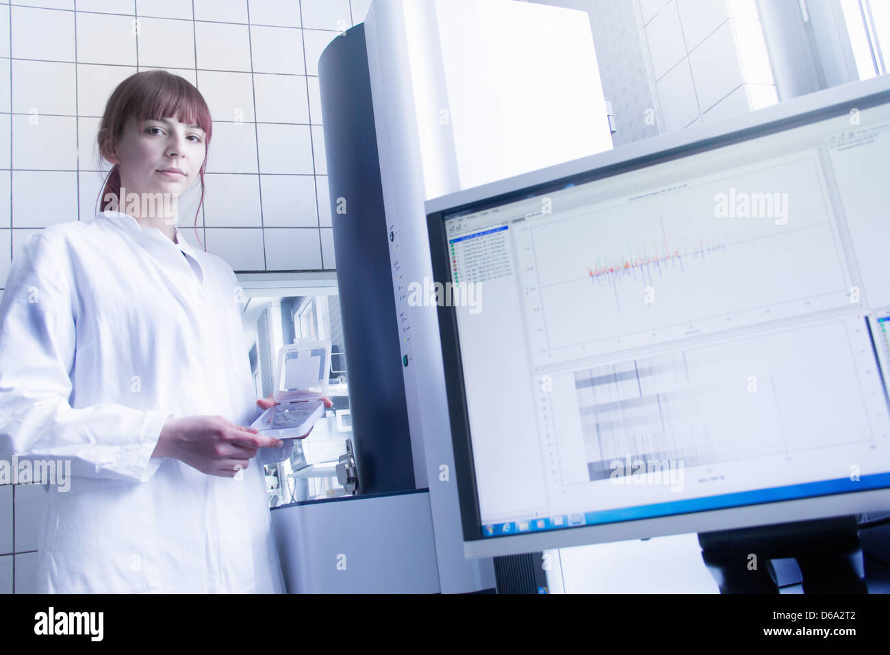 À l'aide d'un équipement scientifique in lab Banque D'Images