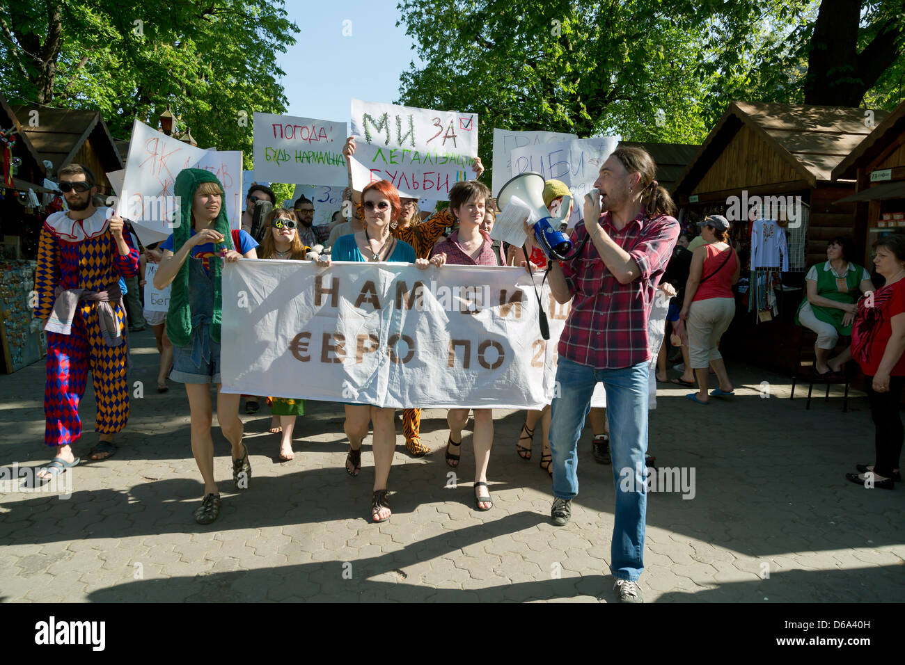 Lviv, Ukraine, les jeunes la satire politique avec des slogans non-sens absurde Banque D'Images