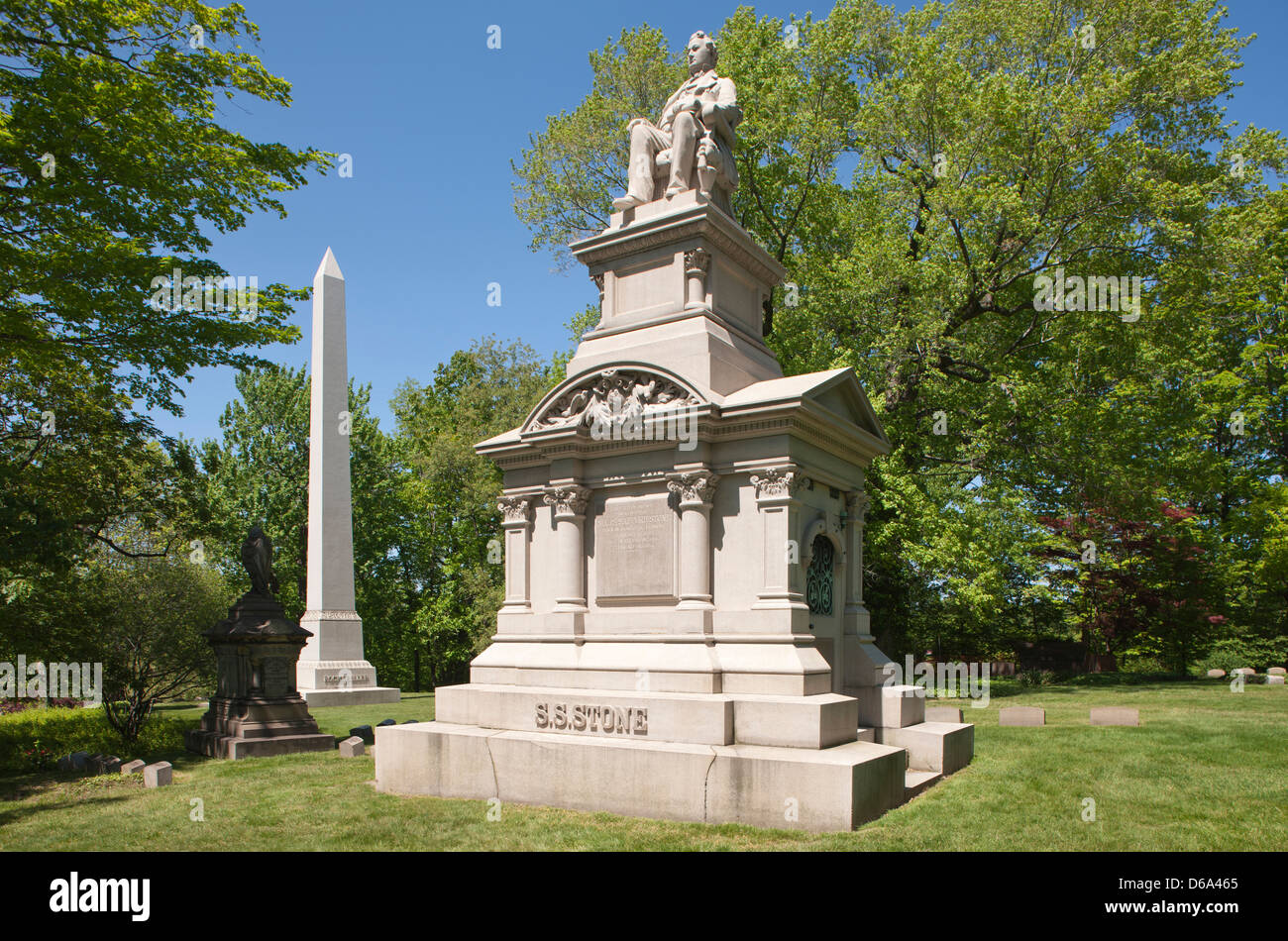 Famille Rockefeller CIMETIÈRE MONUMENT EN PIERRE JOHN D. ROCKEFELLER OBÉLISQUE CIMETIÈRE VUE SUR LAC CLEVELAND OHIO USA Banque D'Images