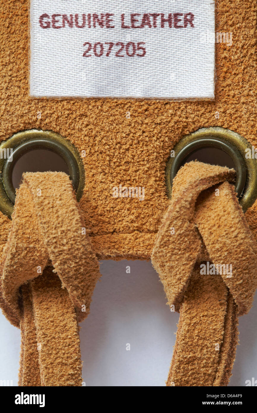 Sur l'étiquette en cuir véritable ceinture avec métal oeillets Banque D'Images
