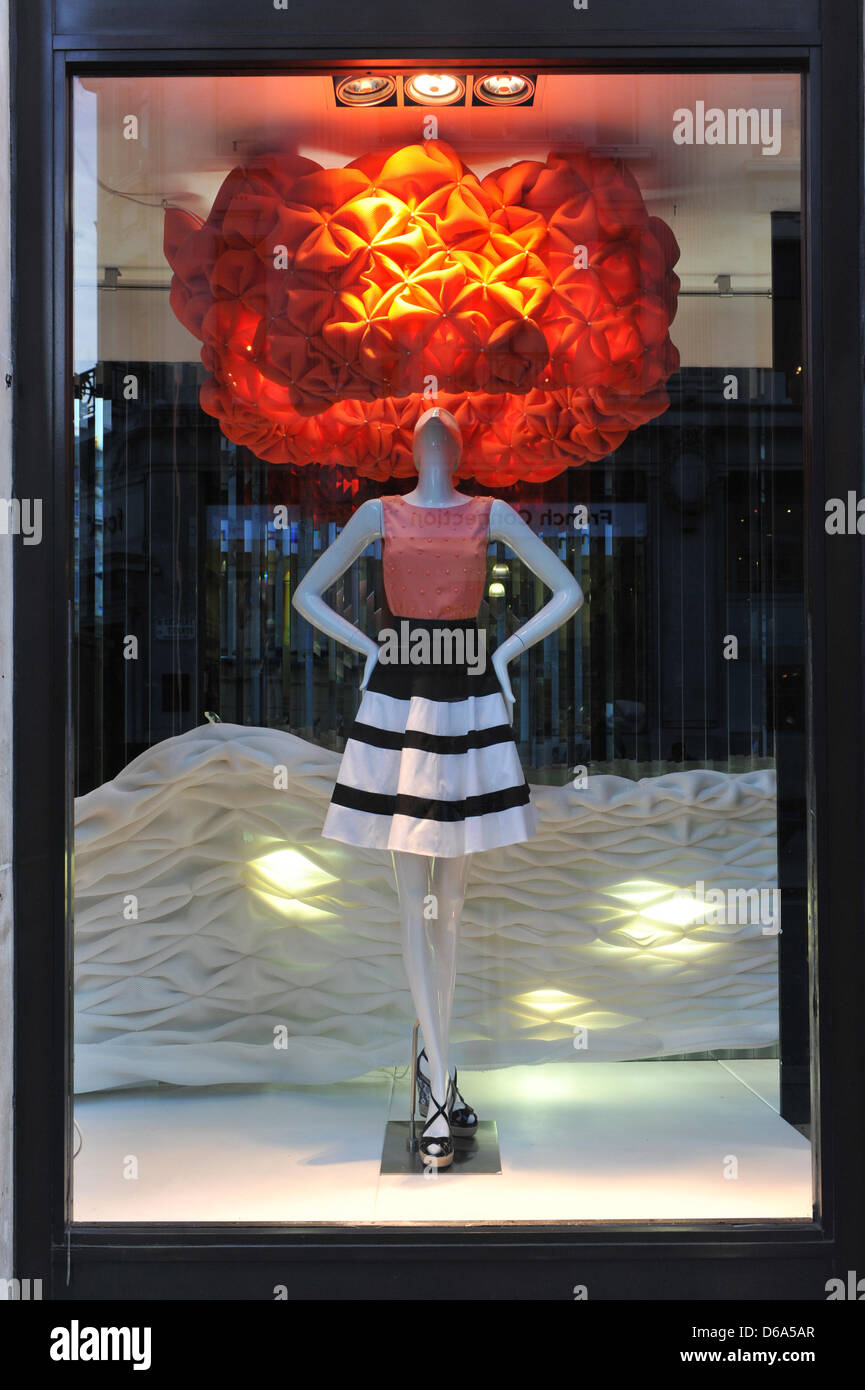 Regent Street, Londres, Royaume-Uni. 15 avril 2013. La fenêtre de Karen Millen conçu par Mamou-Mani. Regent Street Projet Windows 2013, 'liens fashion avec l'architecture et de vente au détail avec la culture. Les architectes d'avant-garde avec des marques phares de travail pour créer une série d'unique et accrocheur affiche'. Les partenaires participants, Esprit avec naganjohnson, Ferrari avec Gensler, Jack Spade avec Carl Turner Architectes, Karen Millen avec Mamou-Mani, Moss Bross avec AY Architectes, Topshop avec néon. Banque D'Images