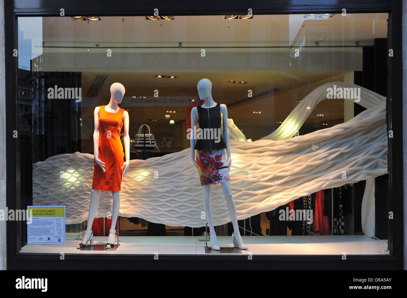 Brewer Street, Londres, Royaume-Uni. 15 avril 2013. La fenêtre de Karen Millen conçu par Mamou-Mani. Regent Street Projet Windows 2013, 'liens fashion avec l'architecture et de vente au détail avec la culture. Les architectes d'avant-garde avec des marques phares de travail pour créer une série d'unique et accrocheur affiche'. Les partenaires participants, Esprit avec naganjohnson, Ferrari avec Gensler, Jack Spade avec Carl Turner Architectes, Karen Millen avec Mamou-Mani, Moss Bross avec AY Architectes, Topshop avec néon. Banque D'Images