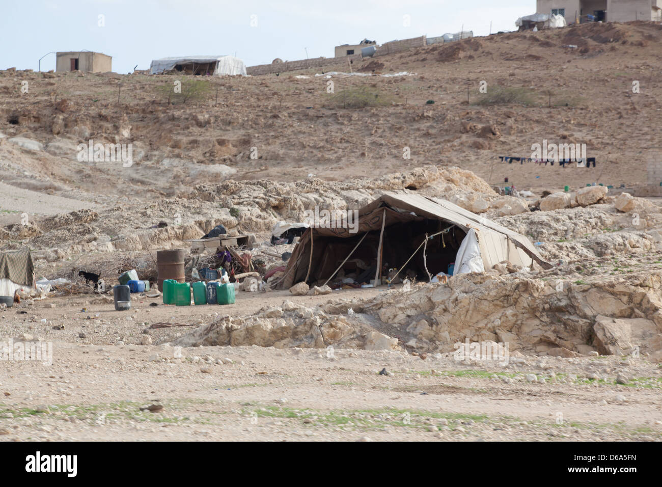 Tente bédouine dans le désert de Jordanie, sec sec, un endroit inhospitalier pour vivre. Banque D'Images