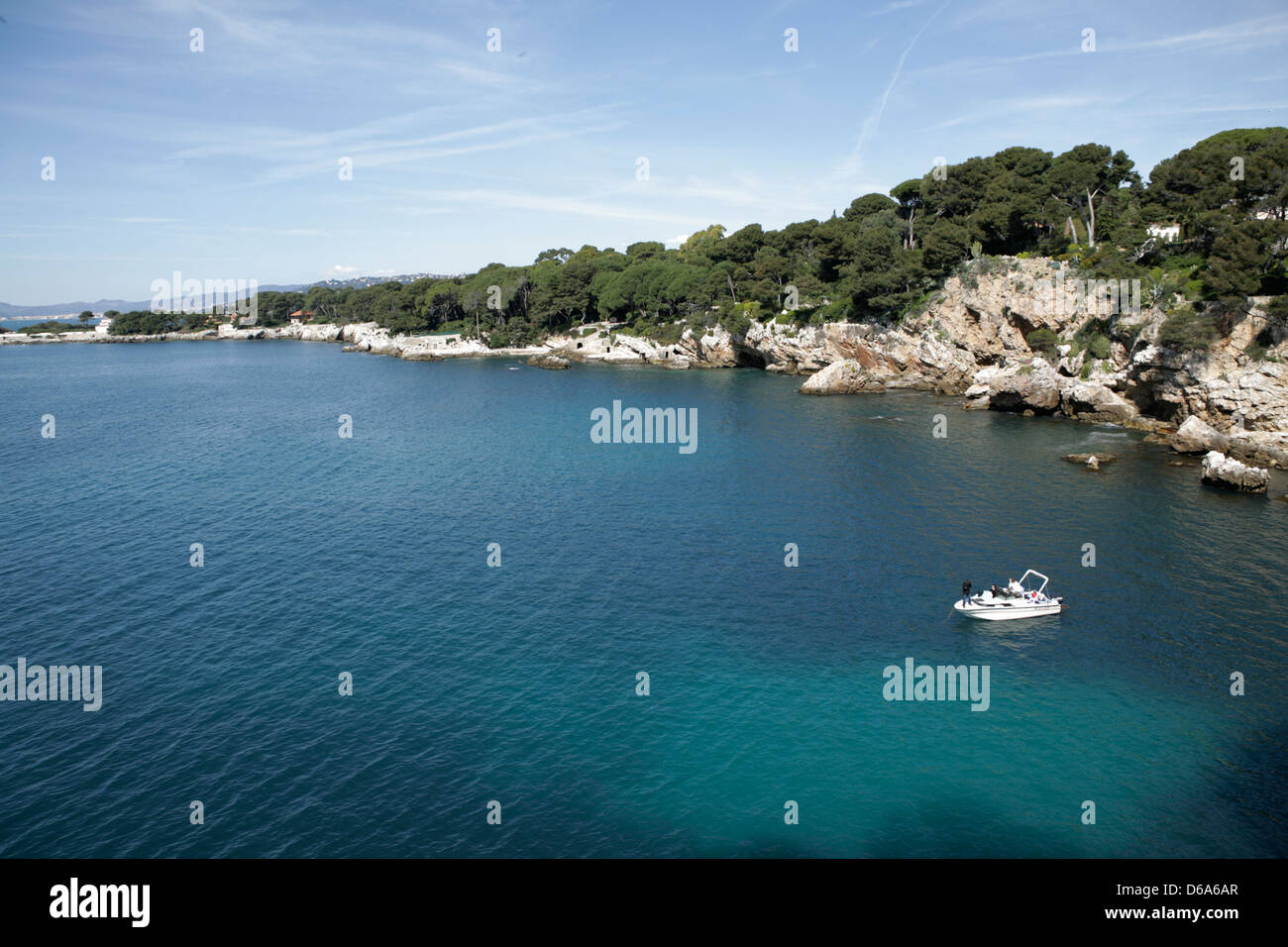 Petit bateau dans une baie isolée dans la mer Méditerranée à Antibes Banque D'Images