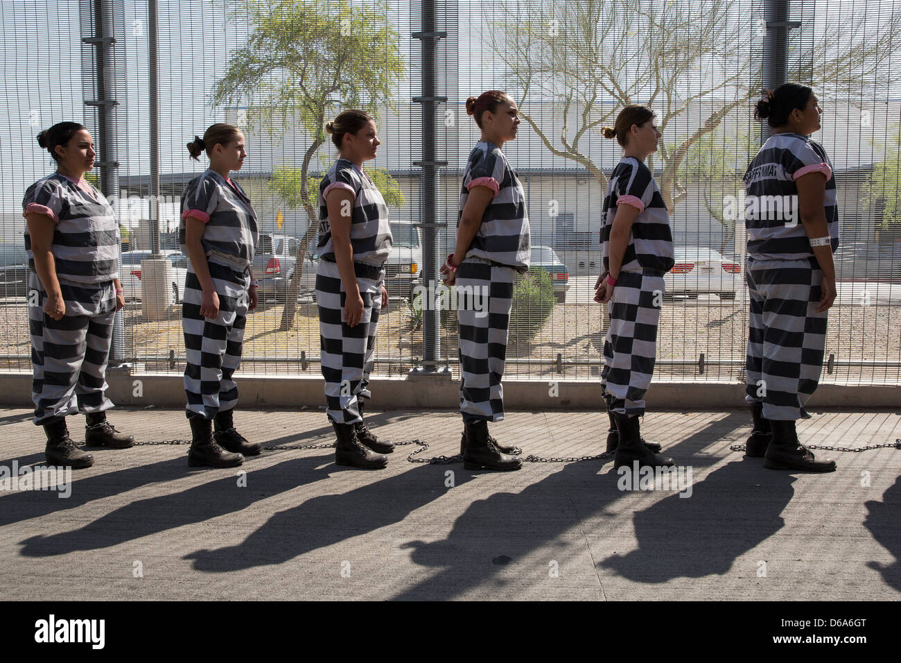 Les détenus de la chaîne féminine ligne gang up prêt à entrer dans la prison d'Estrella. Banque D'Images
