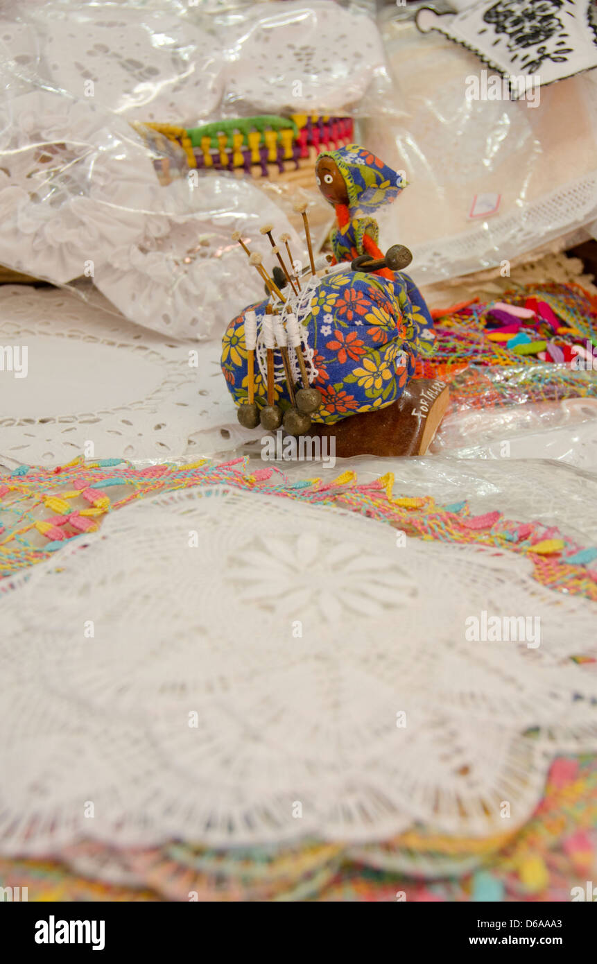 Brésil, Fortaleza. Emcetur Centre touristique Marché de l'artisanat, installé dans une ancienne prison. Les textiles faits à la main. Banque D'Images