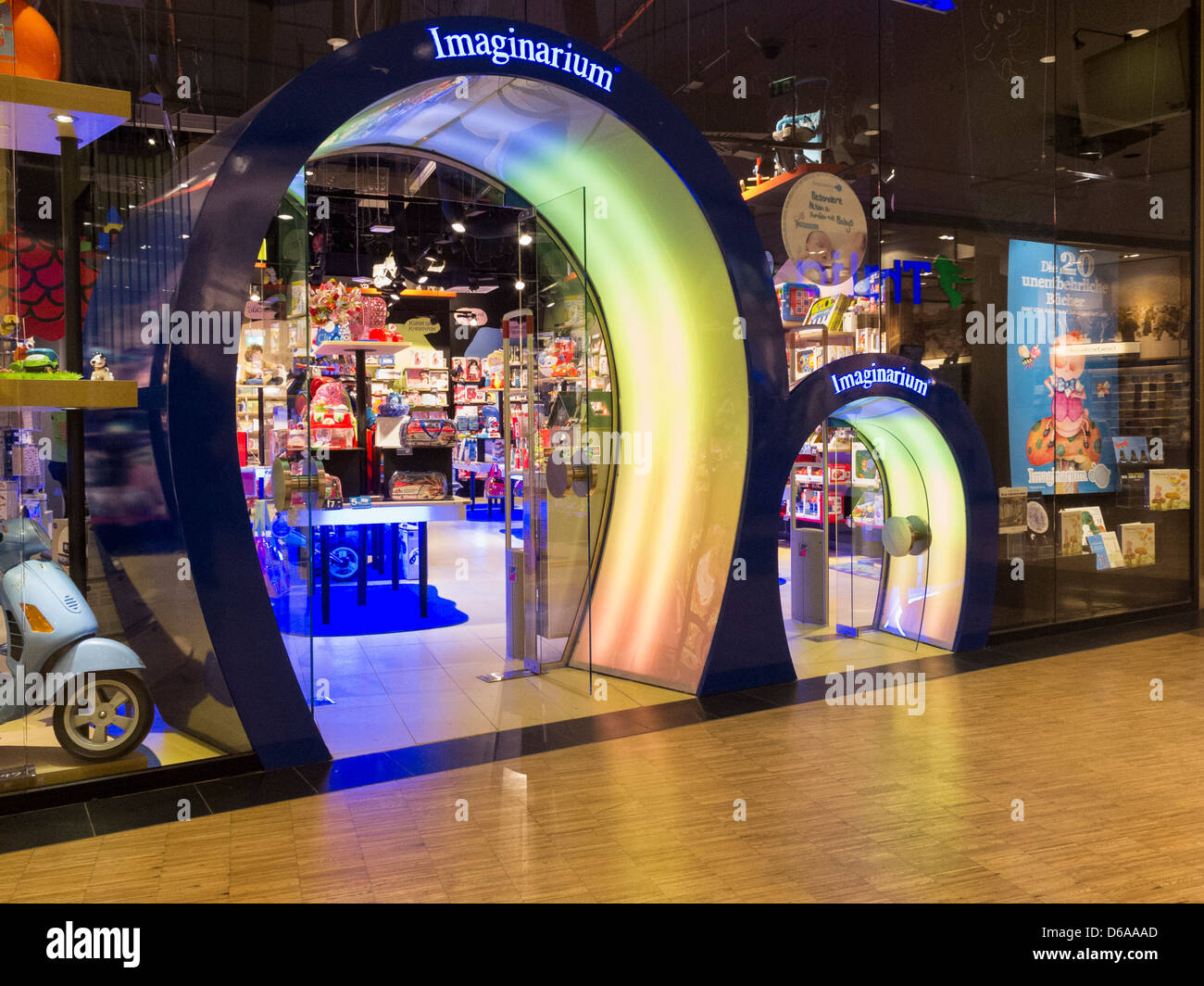 Imaginarium - un magasin de jouets avec une porte dans le centre commercial  Alexa à Alexanderplatz, Mitte, Berlin Photo Stock - Alamy