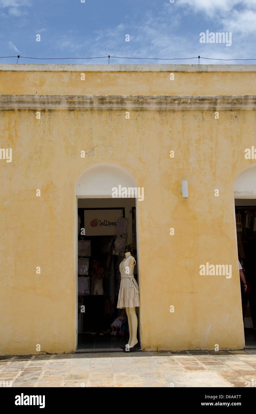 Brésil, Fortaleza. Emcetur Centre touristique Marché de l'artisanat, installé dans une ancienne prison. Vendeur de vêtements dans de vieux cellule de prison. Banque D'Images