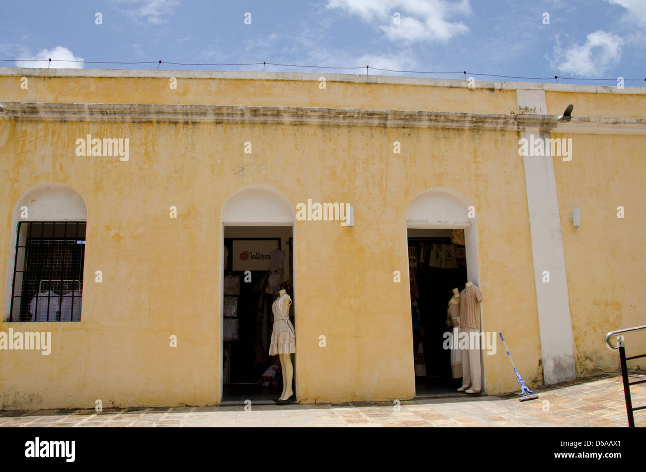Brésil, Fortaleza. Emcetur Centre touristique Marché de l'artisanat, installé dans une ancienne prison. Vendeur de vêtements dans de vieux cellule de prison. Banque D'Images